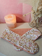 Bandeau de soin du visage en éponge de bambou corail et coton oeko tex blanc aux motifs de petites fleurs dans les tons ocre, corail, Le bandeau se fixe à l'aide d'un scratch/velcro. Accessoire pour routine beauté fait main
