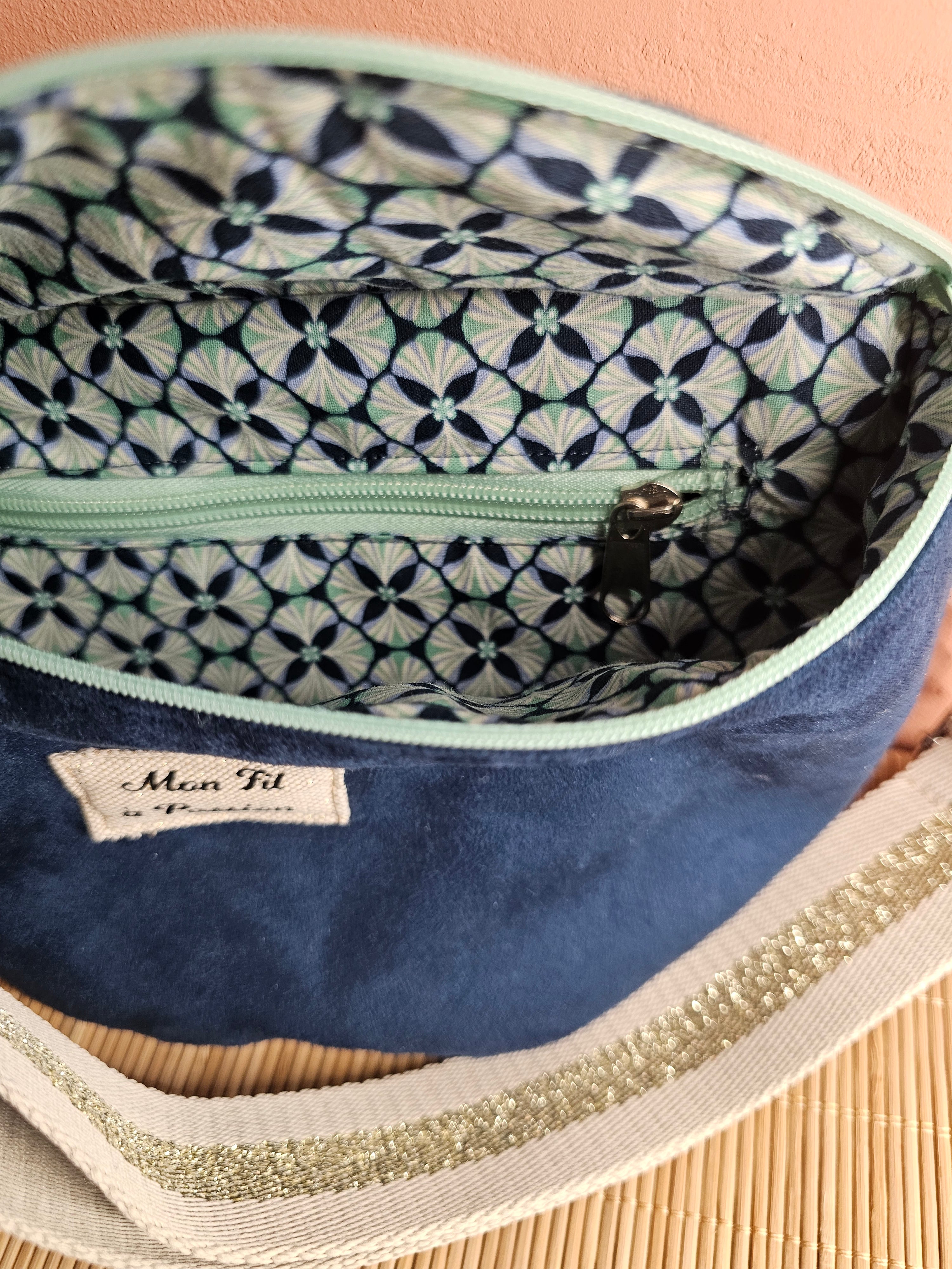 vue sur la poche intérieur du sac banane avec finitions soignées