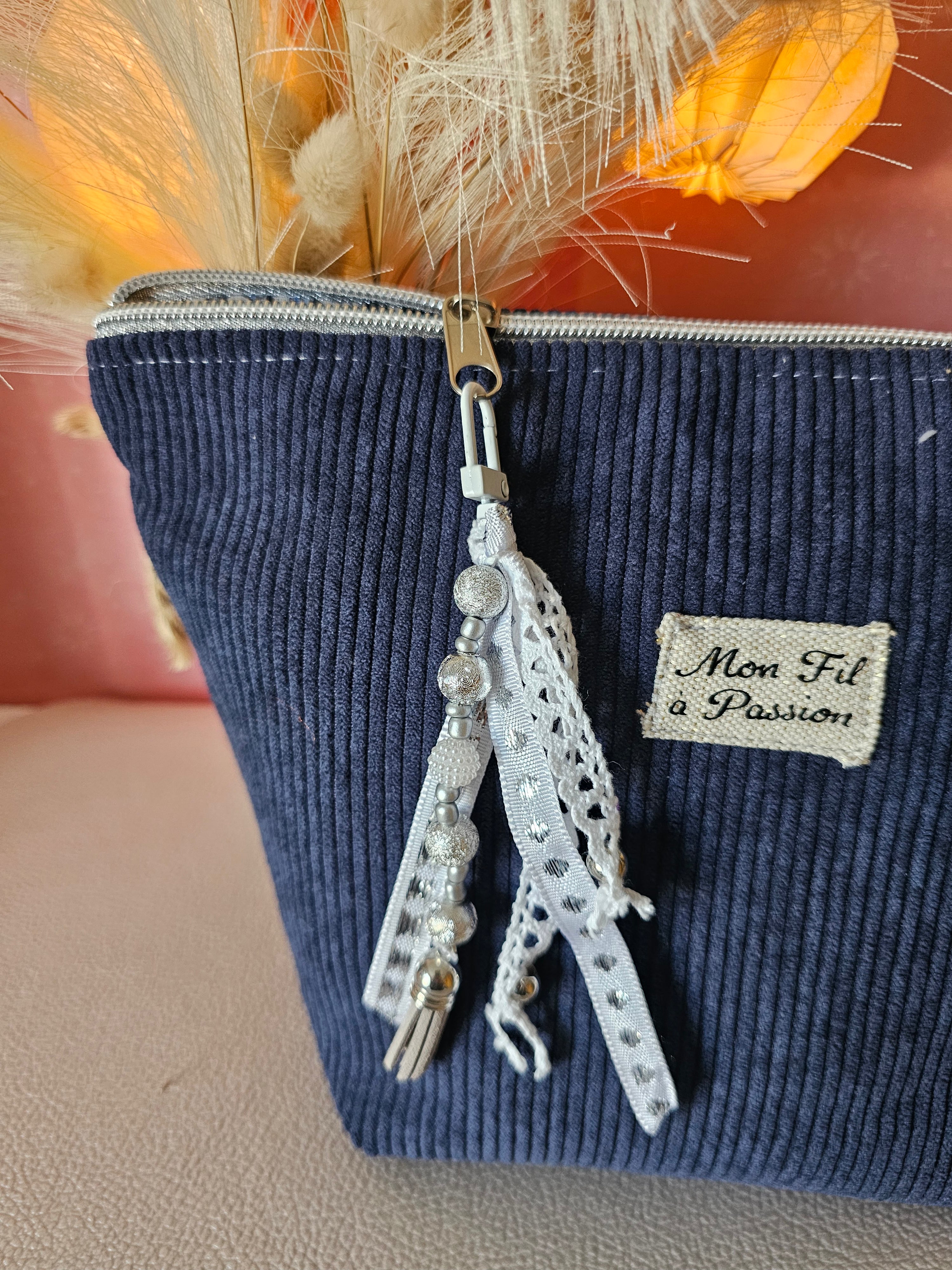 Porte-clé grigri en perles & ruban — bijou de sac fait main | Mon Fil à Passion