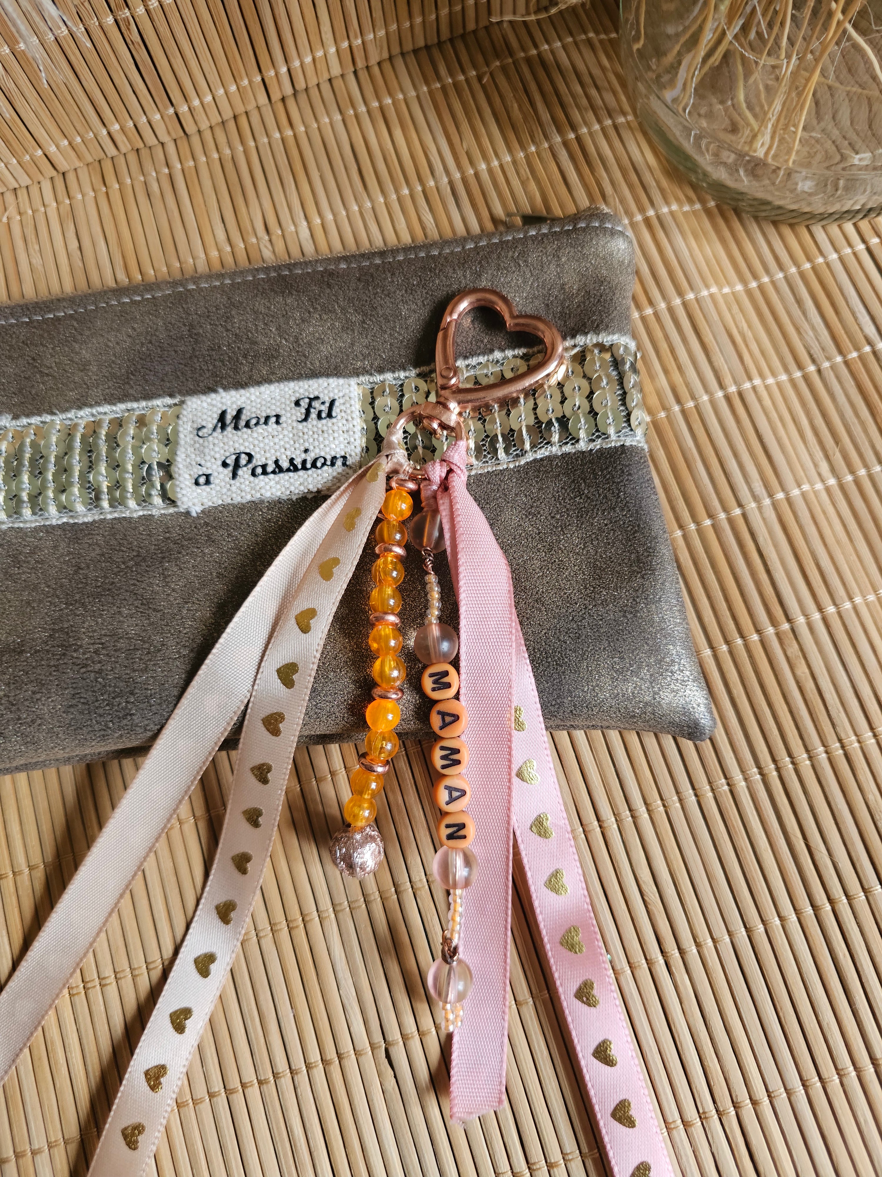 Porte-clé grigri artisanal : Bijou de sac avec perles et rubans - création fait Main et pièce unique