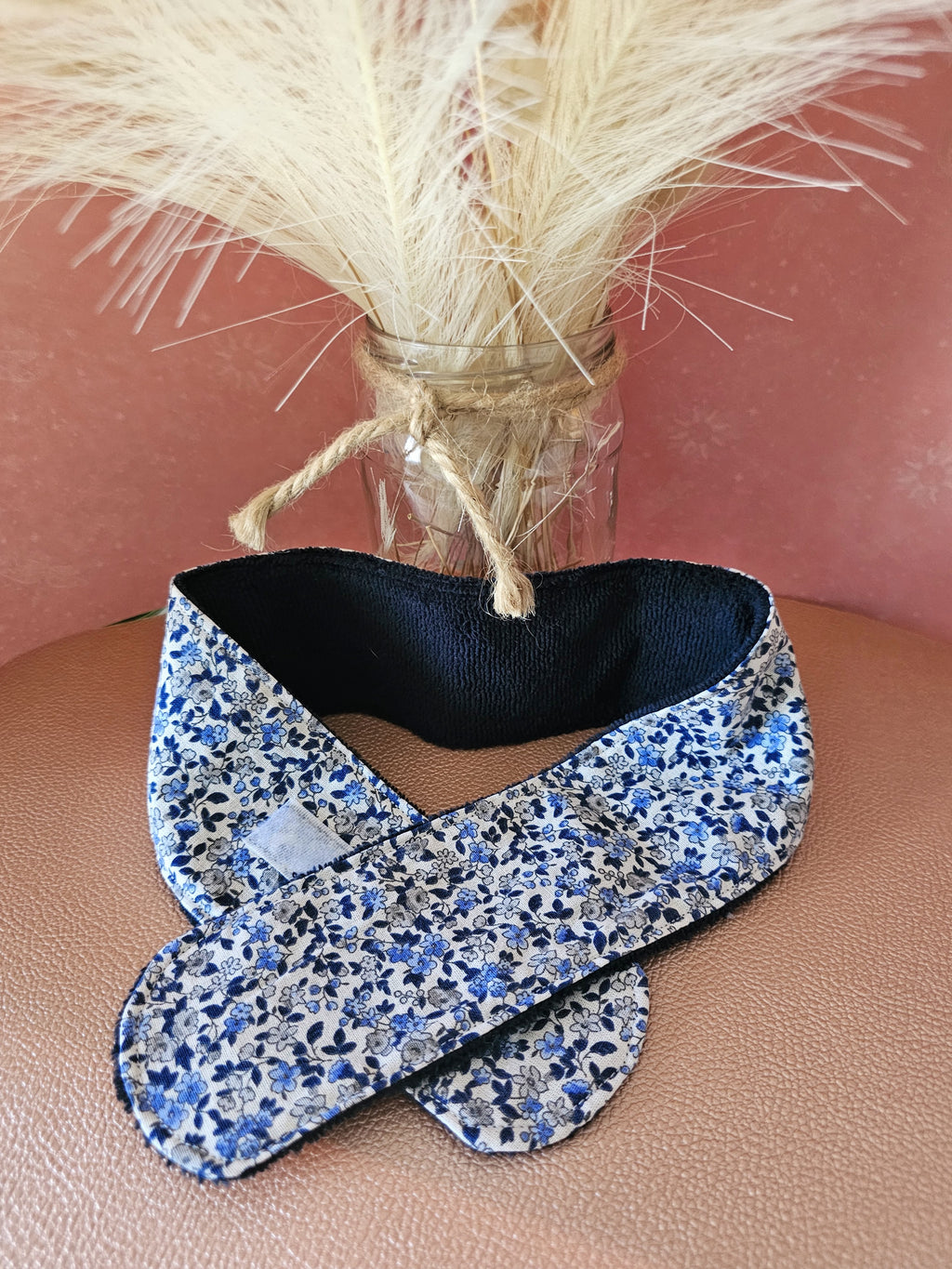 Bandeau de soin du visage en éponge de bambou bleu marine et coton oeko tex motif liberty dans les tons bleu. Le bandeau se fixe à l'aide d'un scratch/velcro. Accessoire pour routine beauté fait main