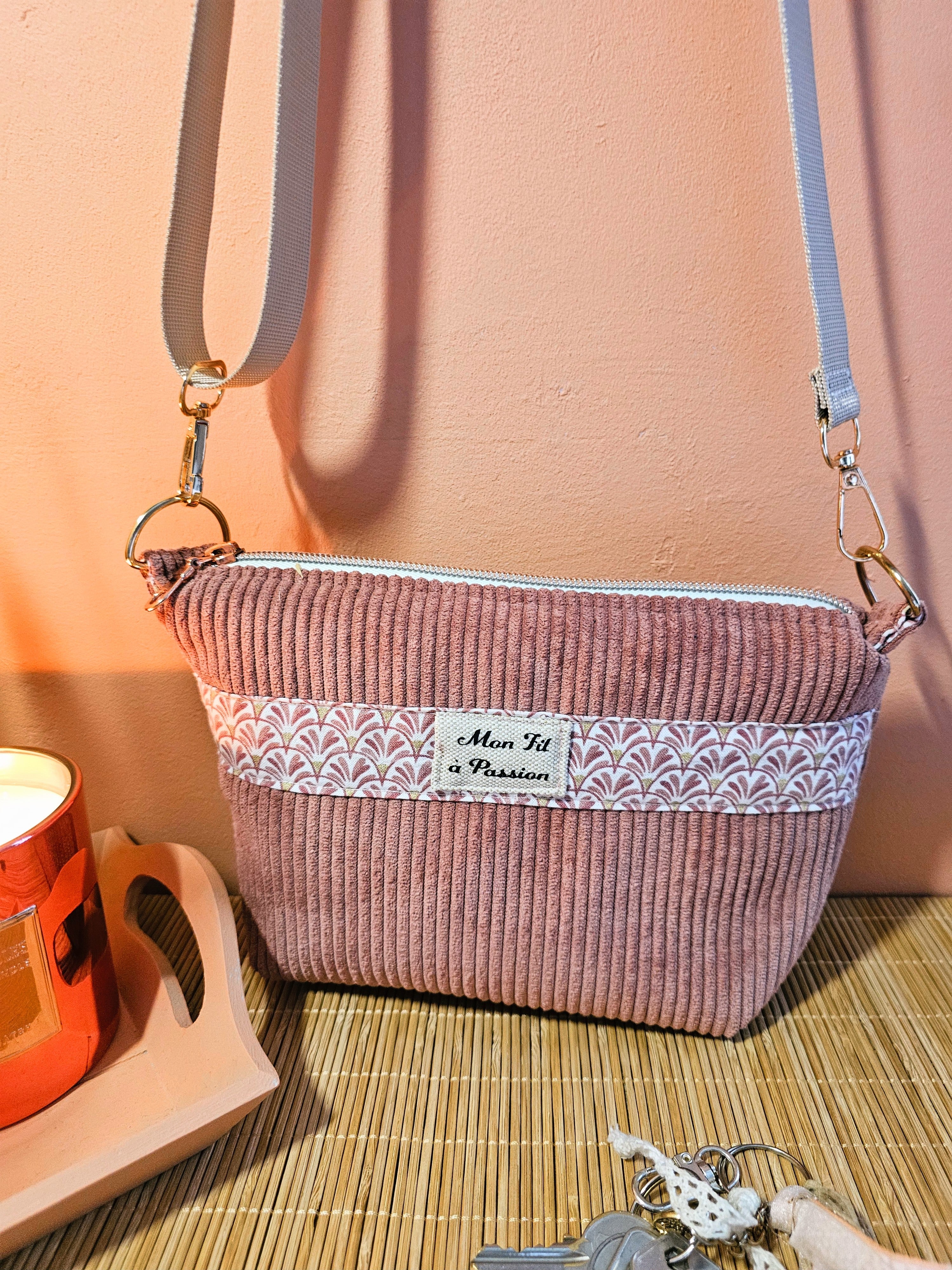 Sac bandoulière petit format en velours rose fait main par Mon Fil à Passion. Création artisanale française idéal pour transporter téléphone où dispositif médical comme le TENS 