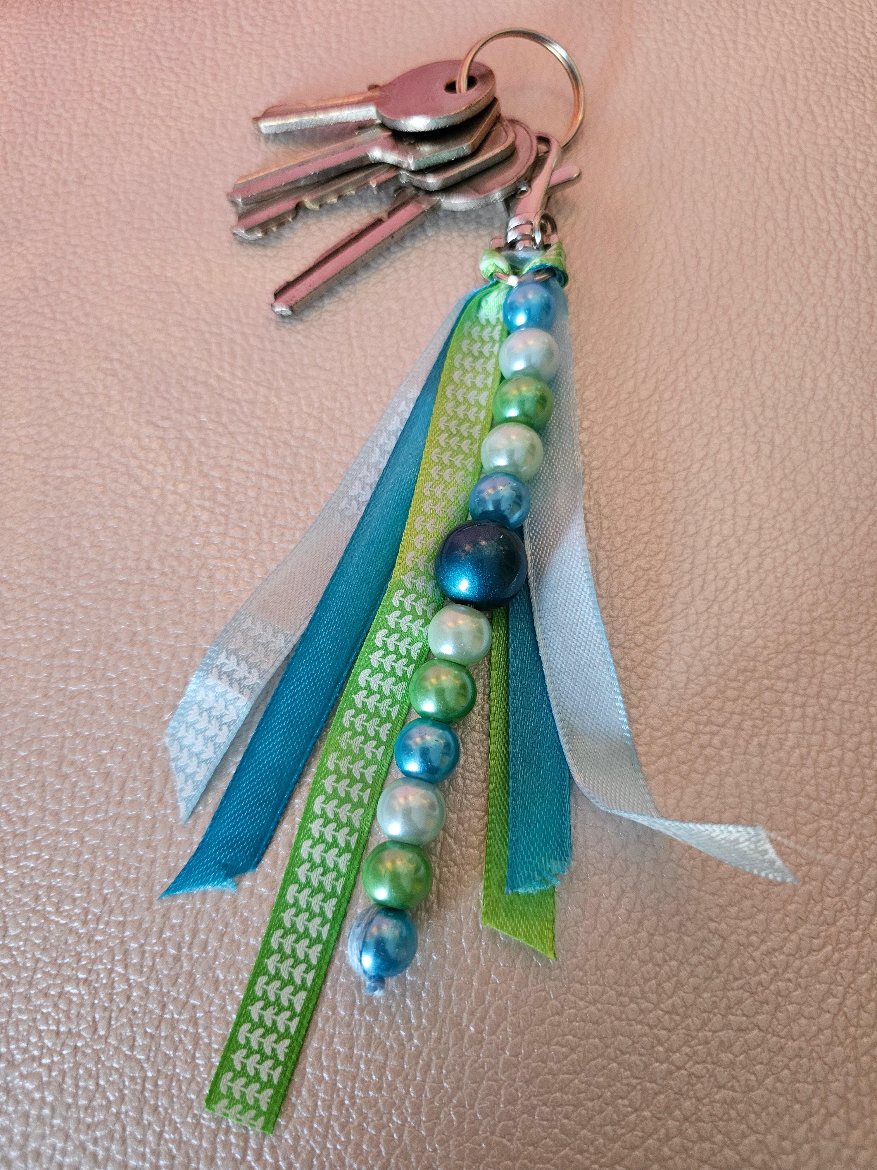 Porte-clé grigri en perles & ruban — bijou de sac fait main | Mon Fil à Passion