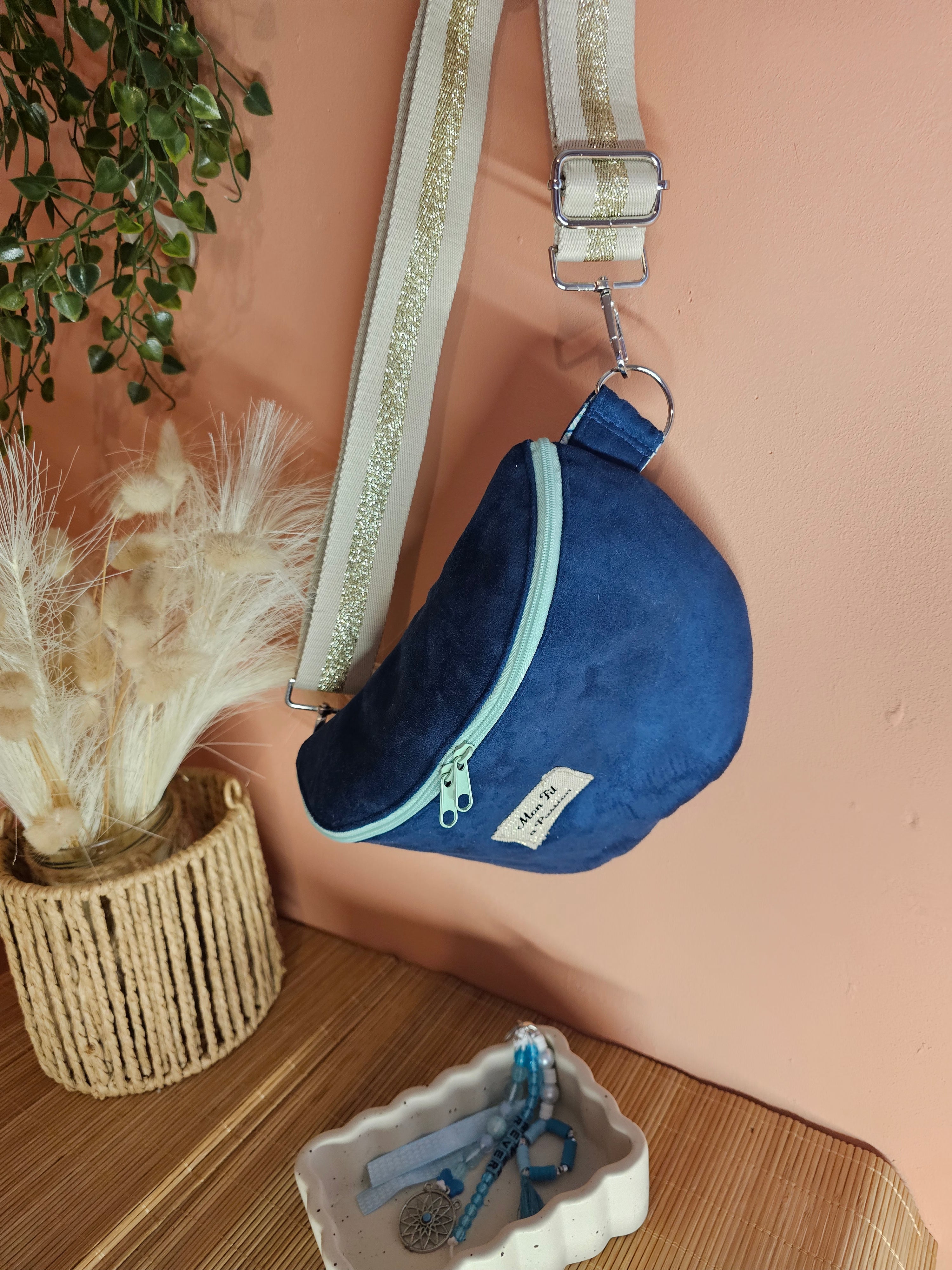 sac banane fait main en suédine bleu marine et bandoulière réglable, personnalisée par la cliente. une fermeture éclaire vert tendre donne un coup de pep's et de fraicheur.