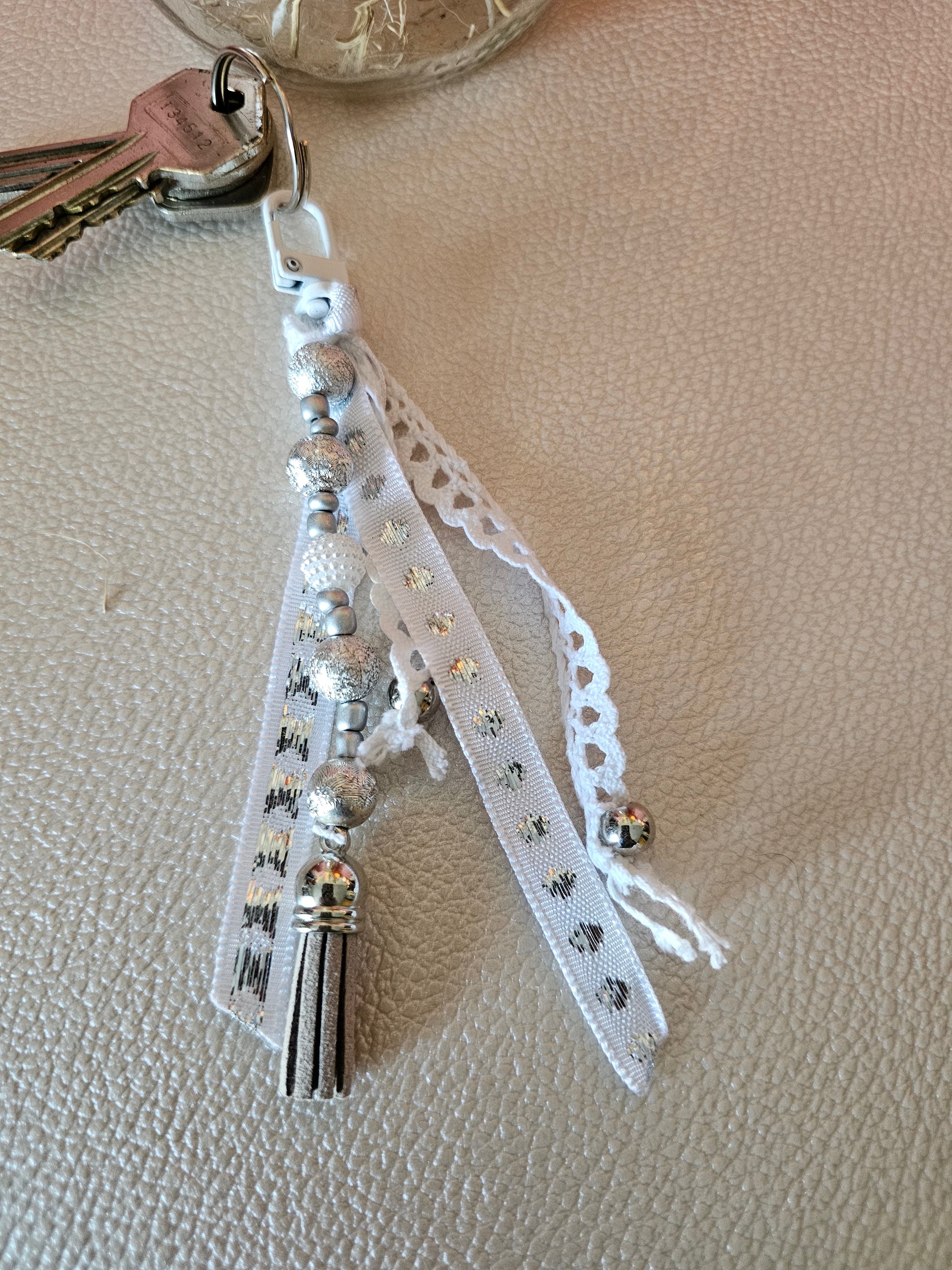 Porte-clé grigri en perles & ruban — bijou de sac fait main | Mon Fil à Passion
