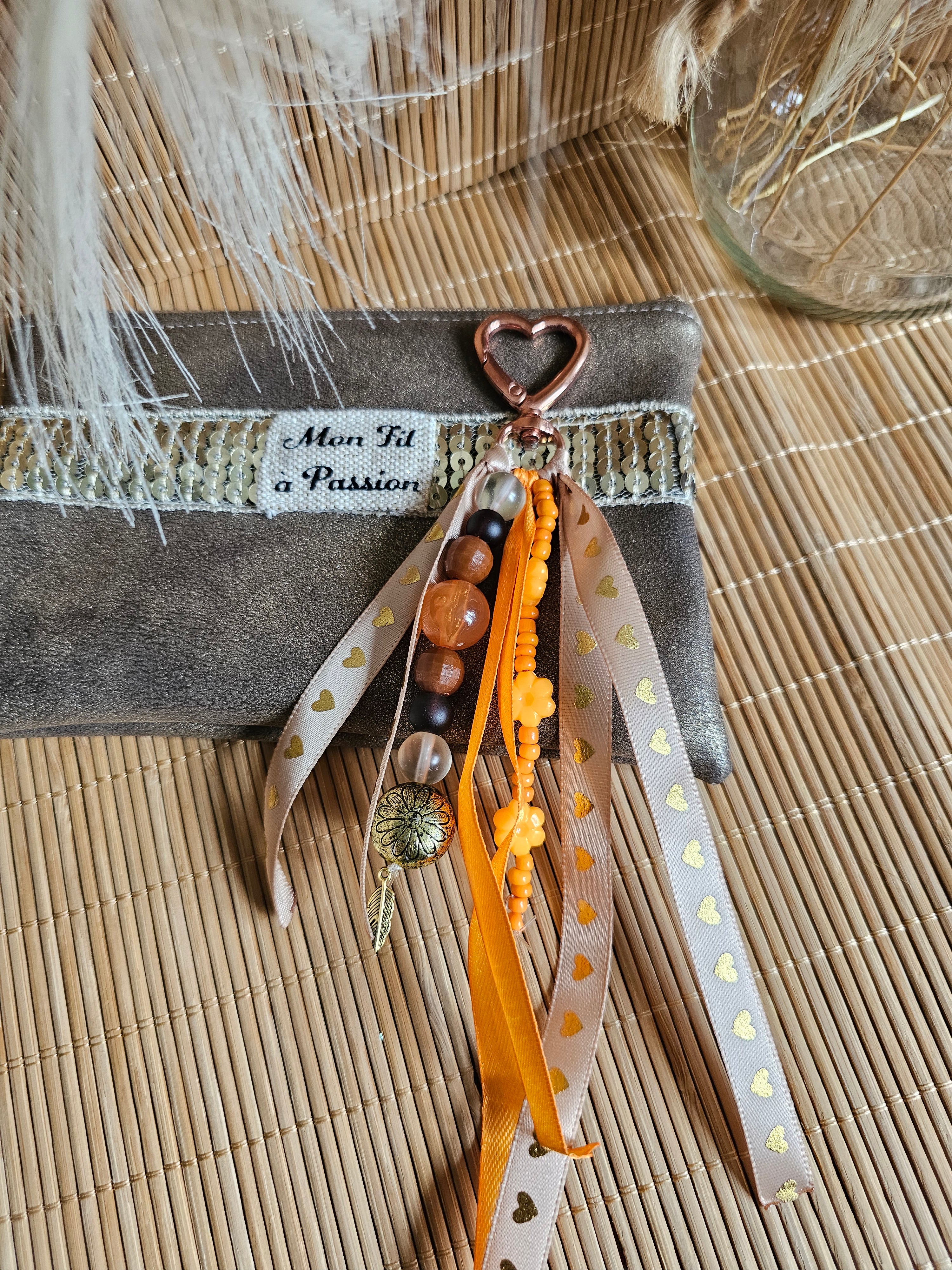 Porte-clé grigri artisanal : Bijou de sac avec perles et rubans - création fait Main et pièce unique