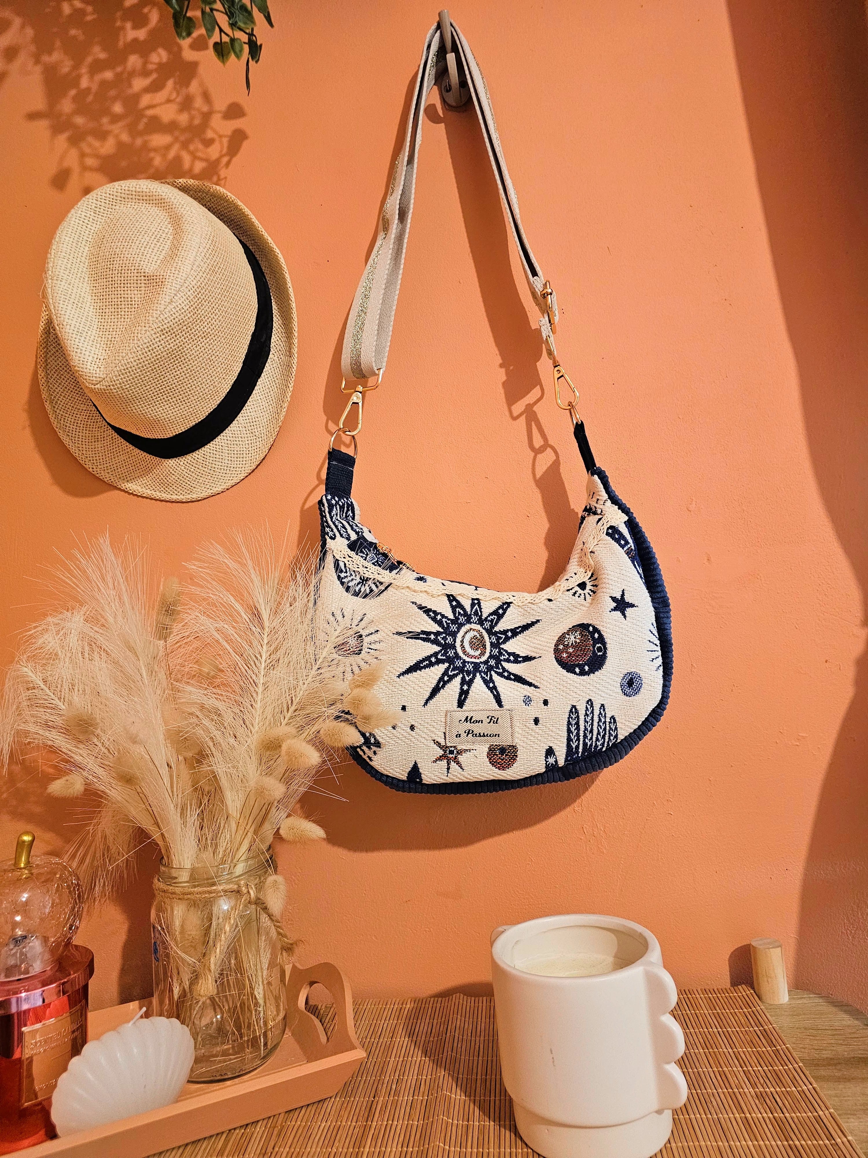 Sac demi lune femme style chic ou bohème, sac bandoulière artisanal mon fil à passion