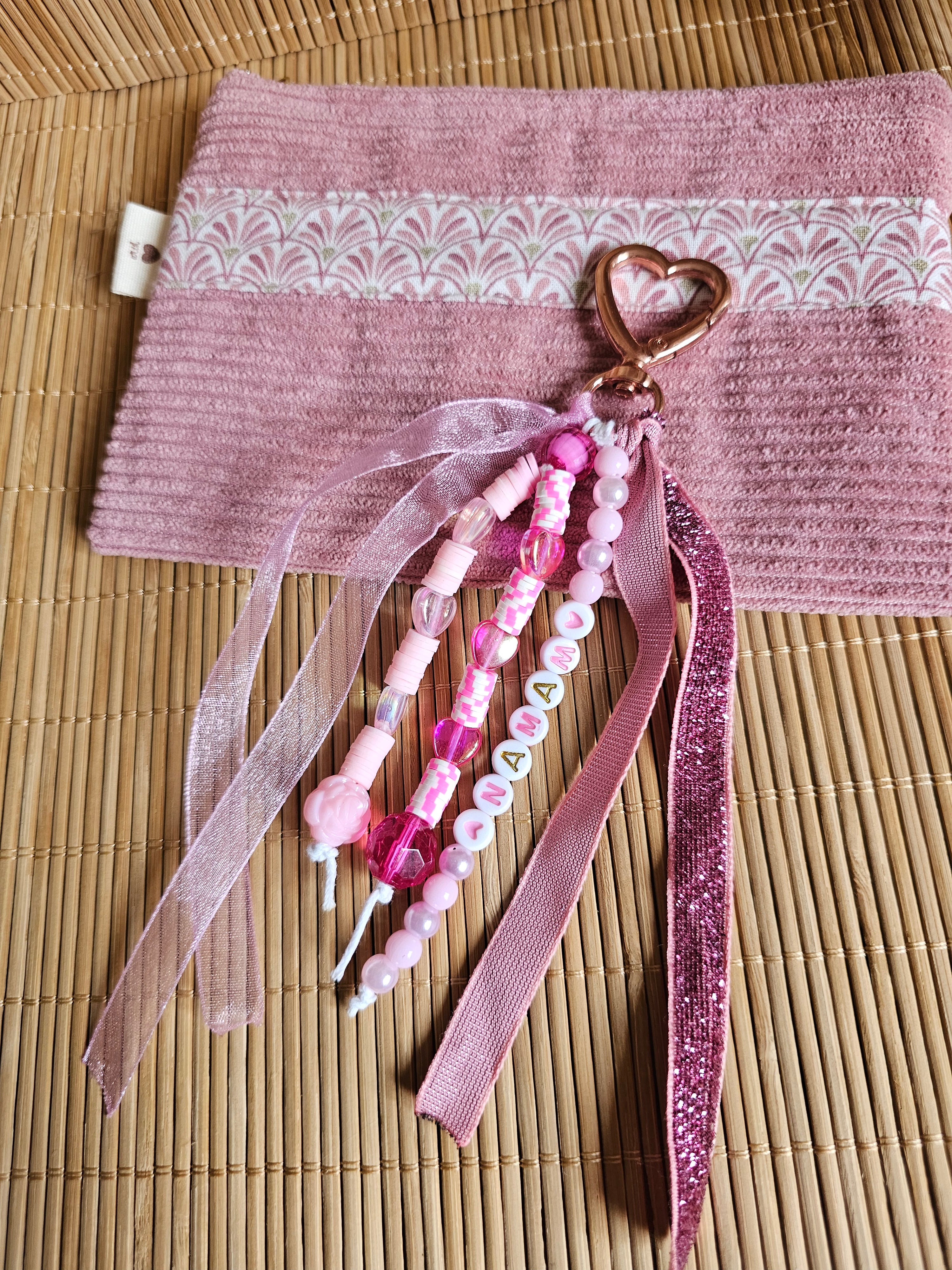 Porte-clé grigri artisanal : Bijou de sac avec perles et rubans - création fait Main et pièce unique