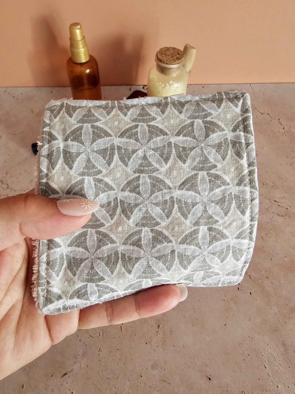 Lingette démaquillante lavable en éponge de bambou - routine beauté zéro déchet