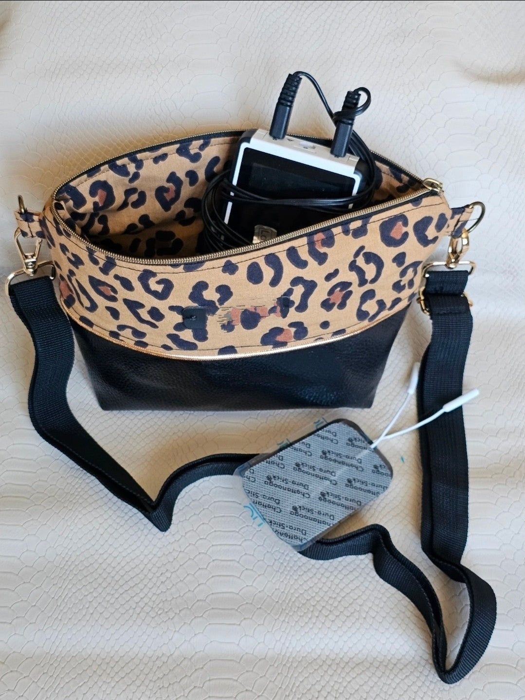 Pochette bandoulière pour appareil TENS / dispositif médical – sac discret fait main France – Mon Fil à Passion