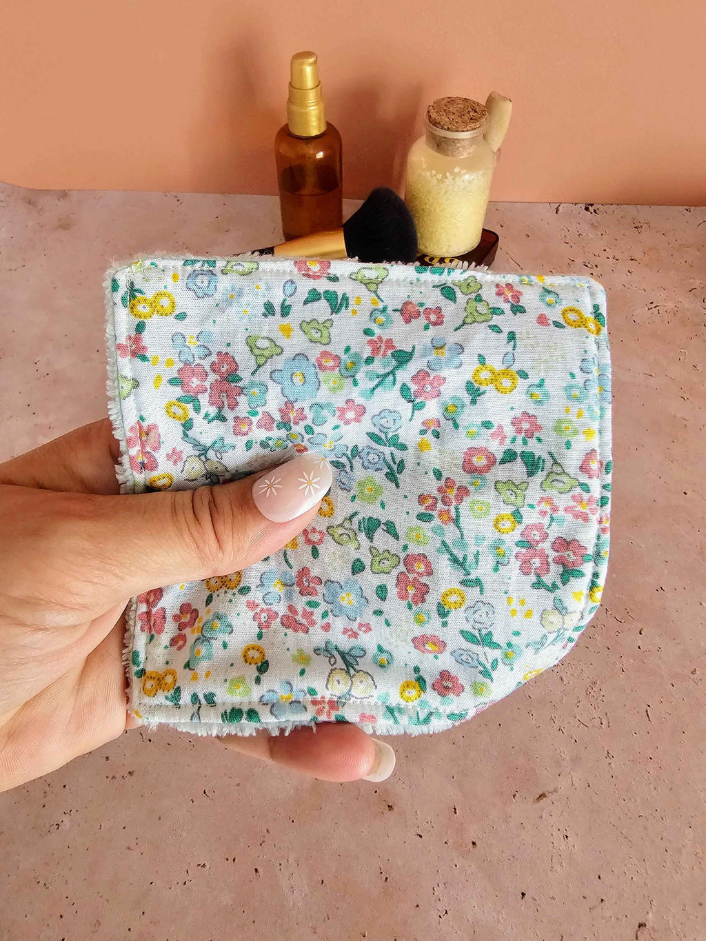 Lingette démaquillante lavable en éponge de bambou - routine beauté zéro déchet