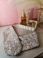 Bandeau de soin du visage pour maintenir les cheveux lors de sa routine beauté. Accessoire Spa artisanal en éponge de bambou mocha toute douce et tissus coton aux motifs fleurs dans les tons beiges, rose.