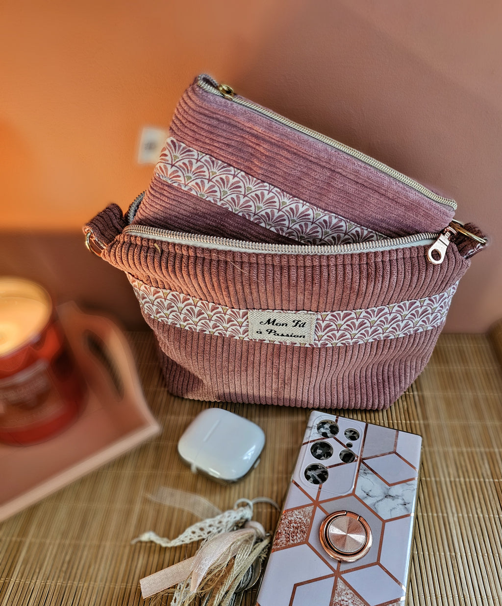 Sac bandoulière petit format associé avec son porte monnaie au couleur rose. Fabrication artisanale française et finitions soignées 
