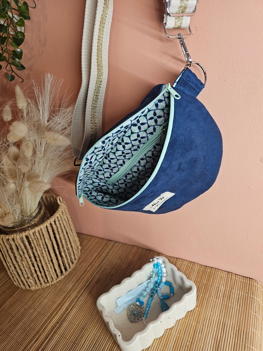sac banane petit créateur pièce unique en suédine bleu marine et coton au douce couleur vert tendre et bleu marine représentant des rosaces. une grande poche à l'intérieur du sac banane zippée.