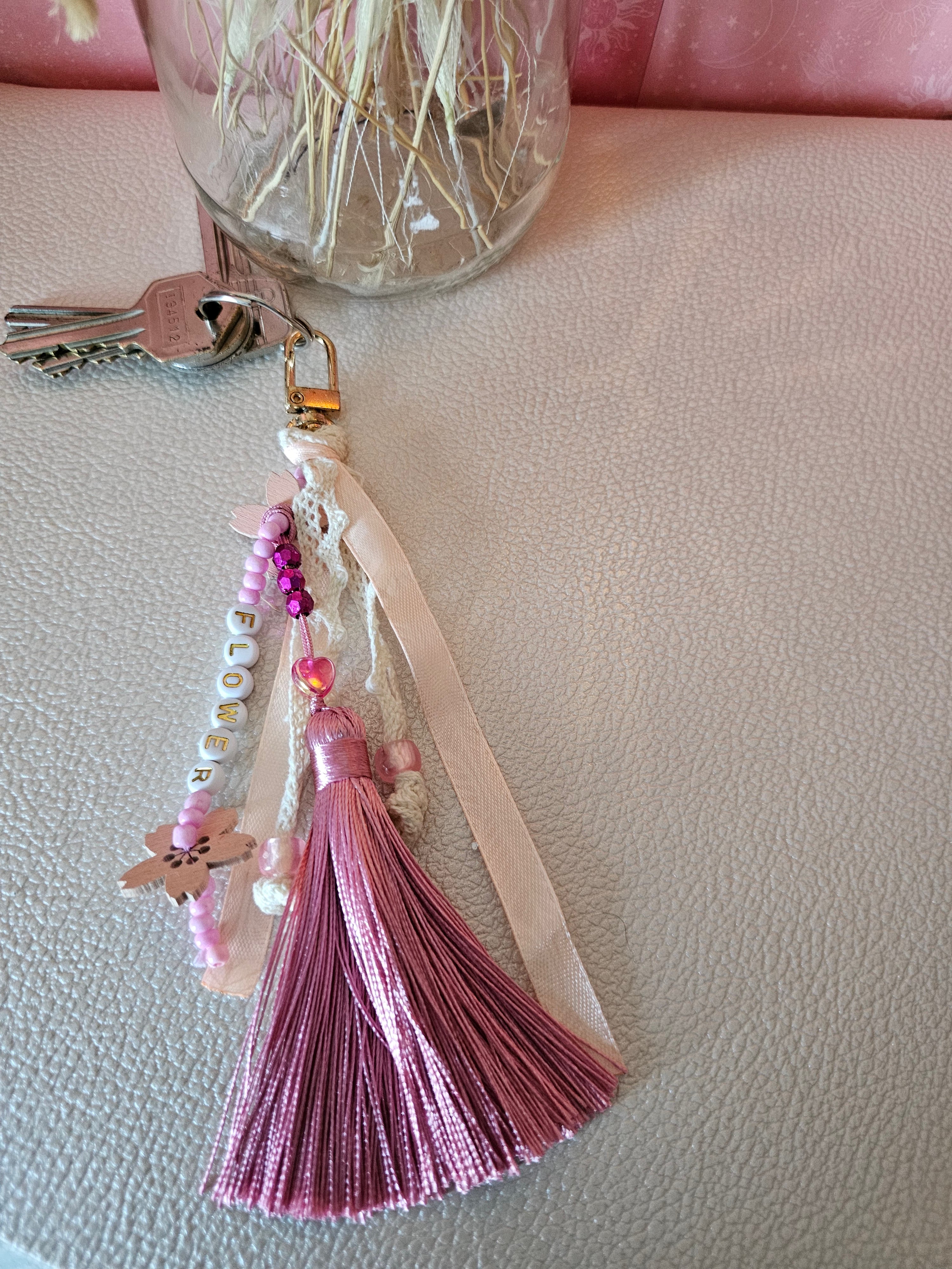 Porte-clé grigri en perles & ruban — bijou de sac fait main | Mon Fil à Passion