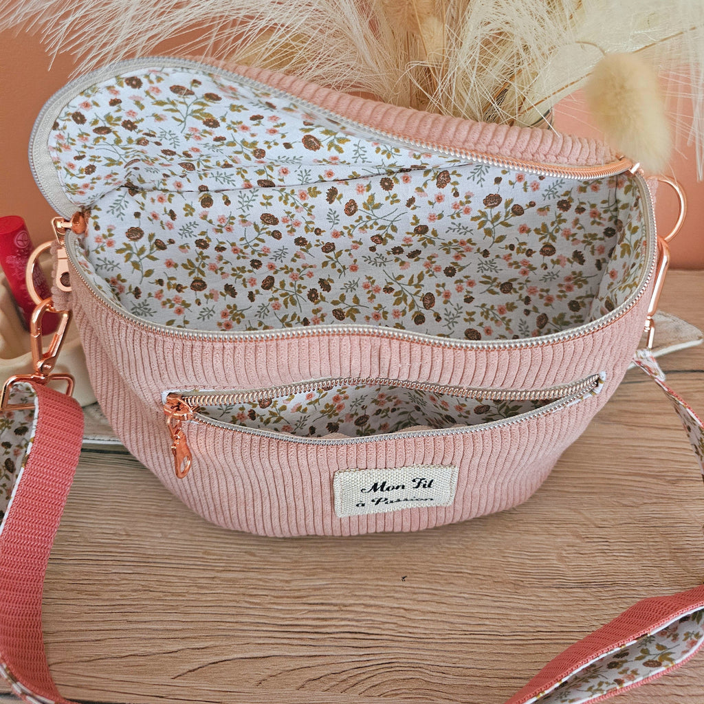 Zoom sur l'intérieur du sac banane en velours rose et coton liberty fait main par mon fil à passion 