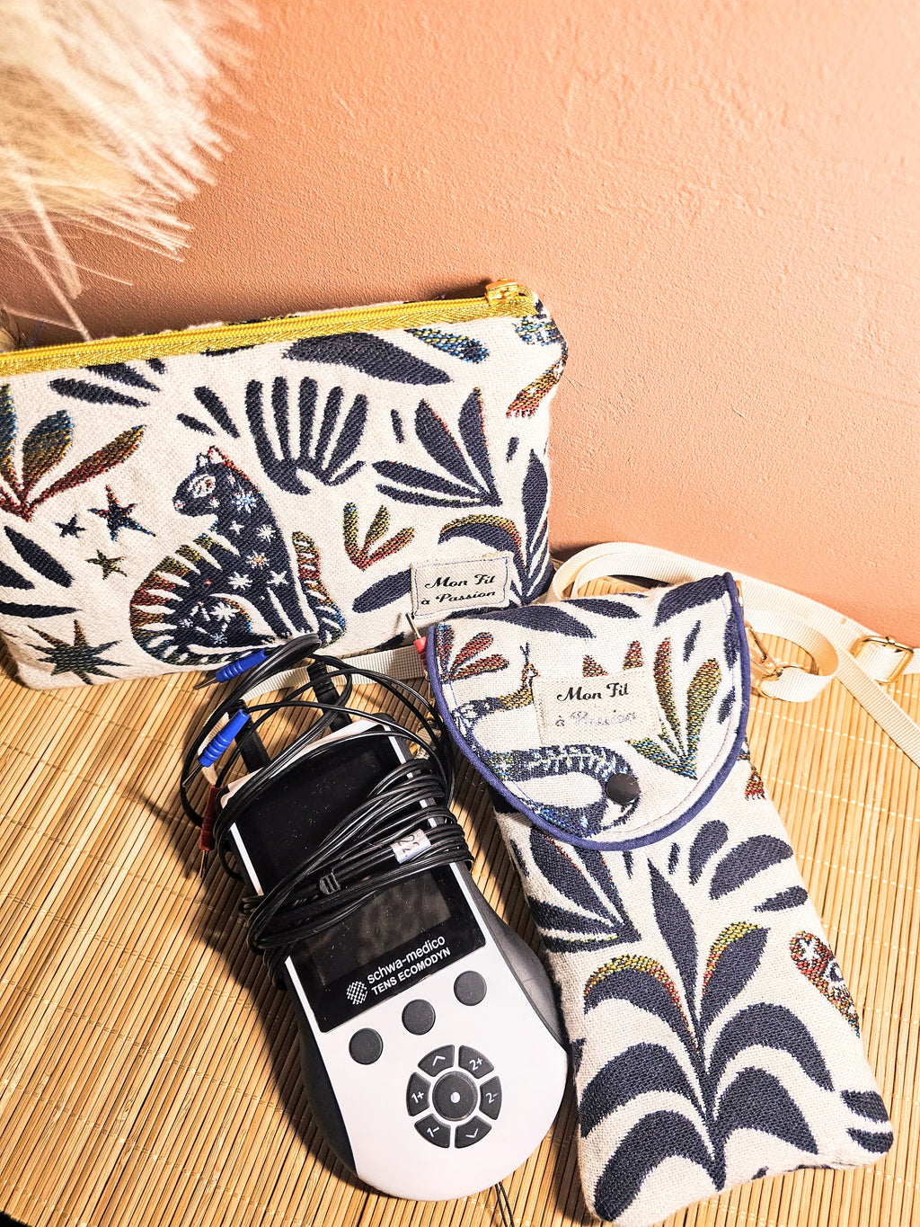 Un duo de pochette aux motifs chats et symboles mystiques égyptien. Une pochette pour transporter le TENS ou son téléphone et l'autre trousse isotherme. Magnifique duo assortie de mon fil à passion 