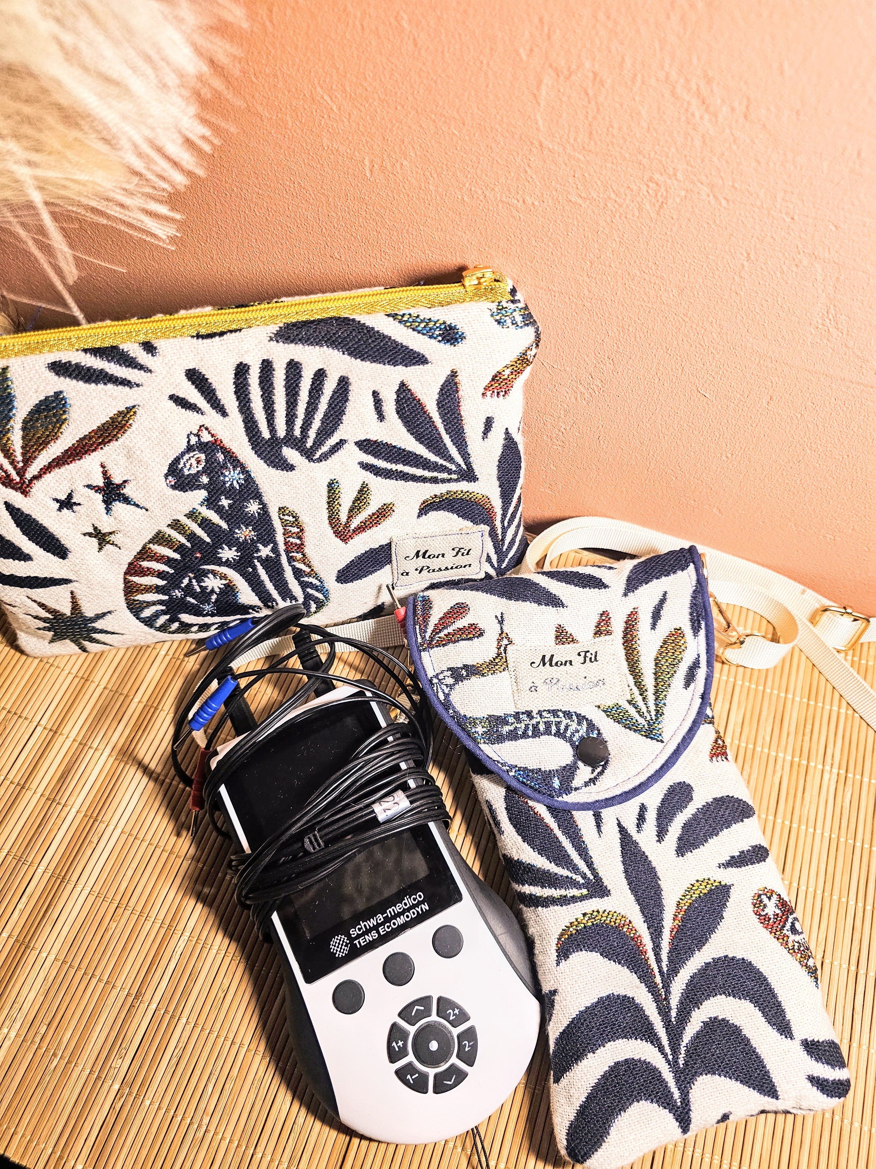 Un duo de pochette aux motifs chats et symboles mystiques égyptien. Une pochette pour transporter le TENS ou son téléphone et l'autre trousse isotherme. Magnifique duo assortie de mon fil à passion 