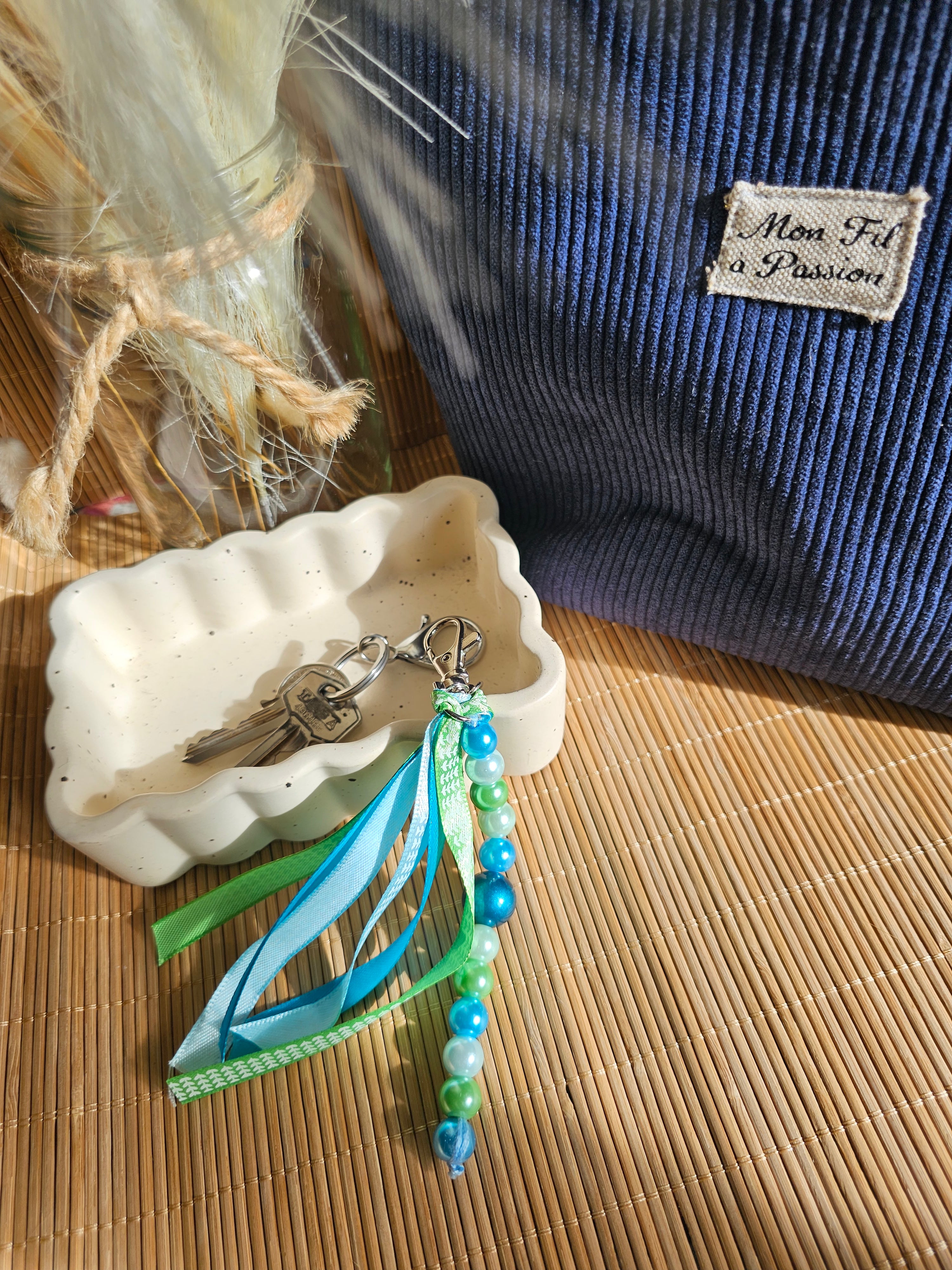 Porte-clé grigri artisanal : Bijou de sac avec perles et rubans - création fait Main et pièce unique