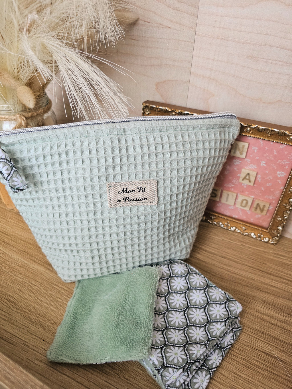 Coffret plaisir d'offrir avec trousse de toilette+ 5 lingettes idée cadeau artisanale