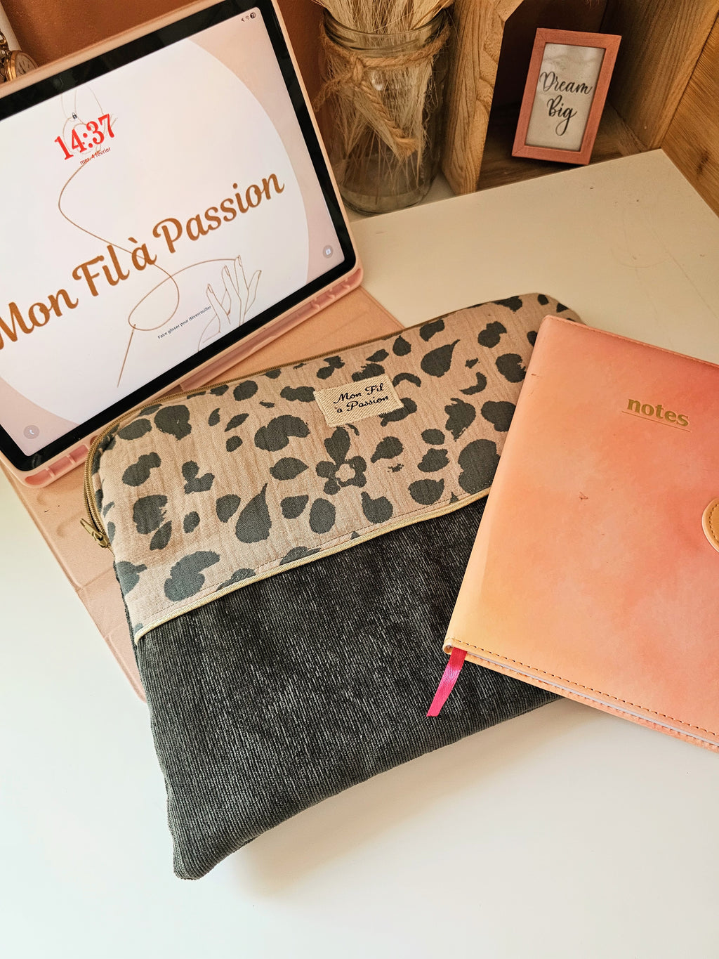 Housse de tablette ou iPad accessoire fait main posé sur un bureau avec le nécessaire pour le travail. Housse molletonnée pour protéger votre écran des rayures et petits chocs. Colories aux choix. Création unique ou petite série 