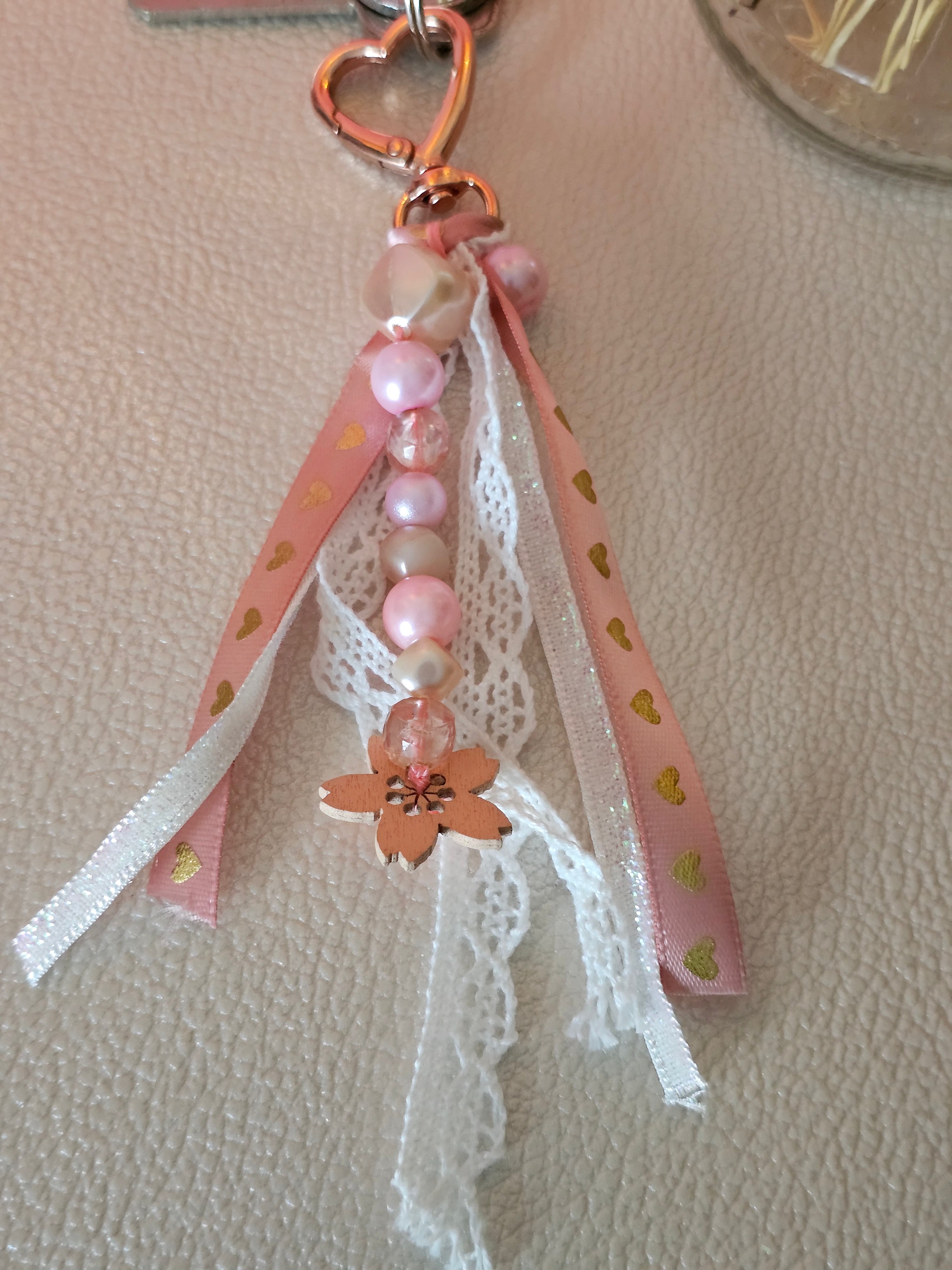 Porte-clé grigri en perles & ruban — bijou de sac fait main | Mon Fil à Passion