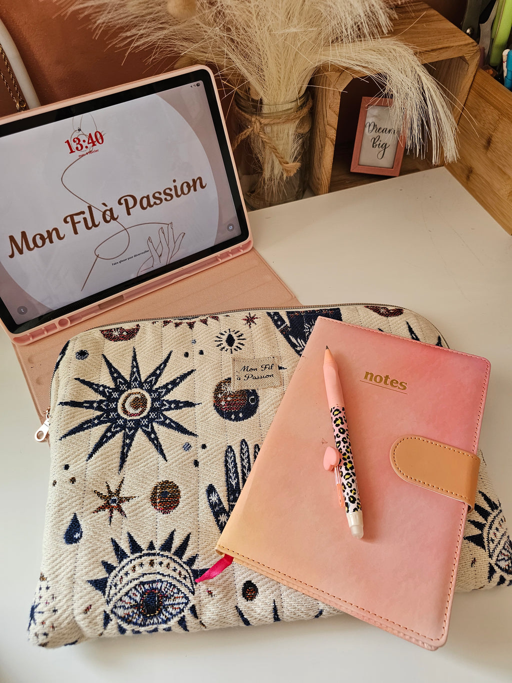 Housse de tablette ou iPad posé sur un bureau avec le nécessaire pour le travail. Housse en jacquard motif mystic