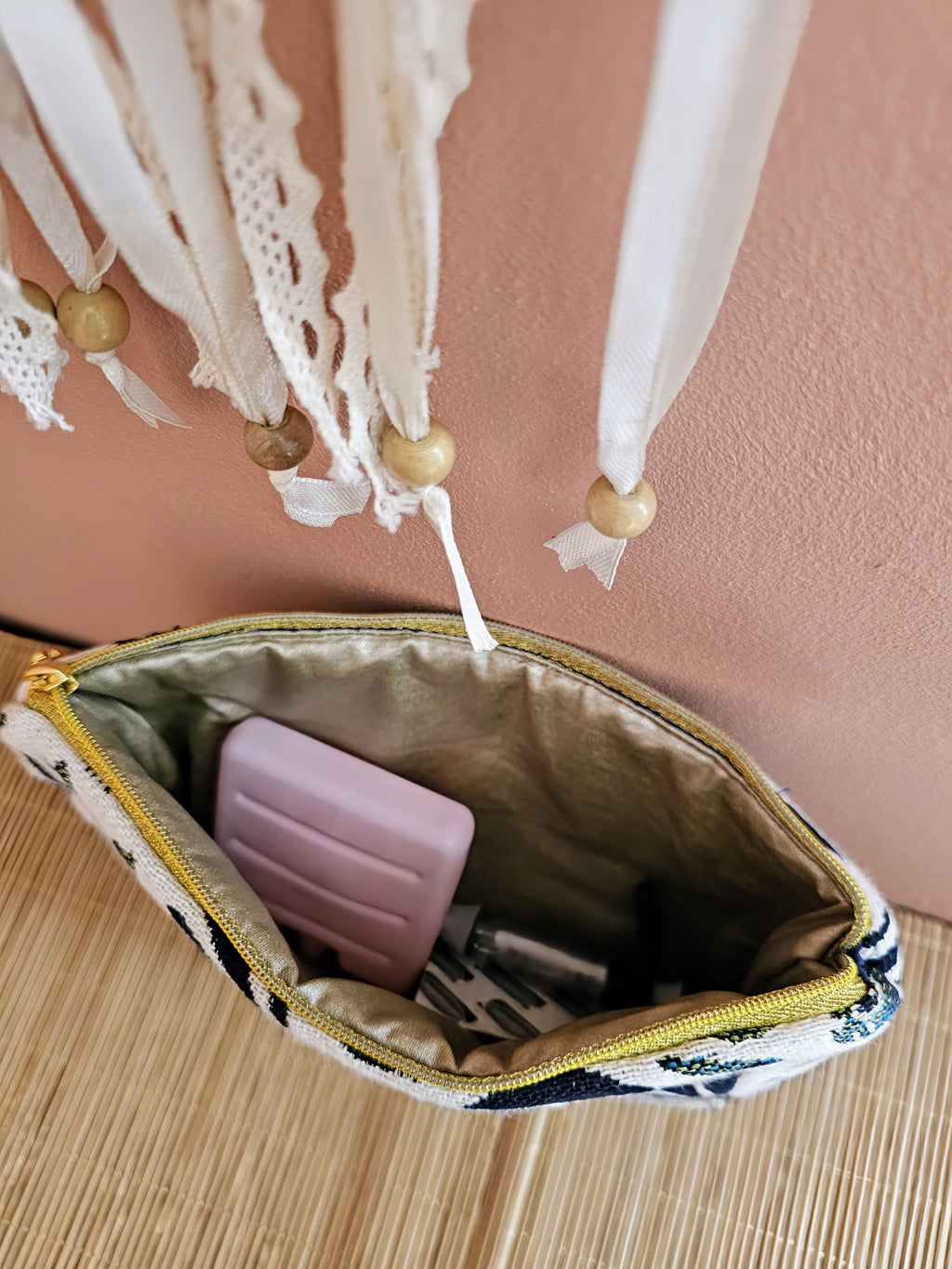 Vue sur l'intérieur de la trousse isotherme avec les médicaments ici une piqûre et le bloc de glace. 