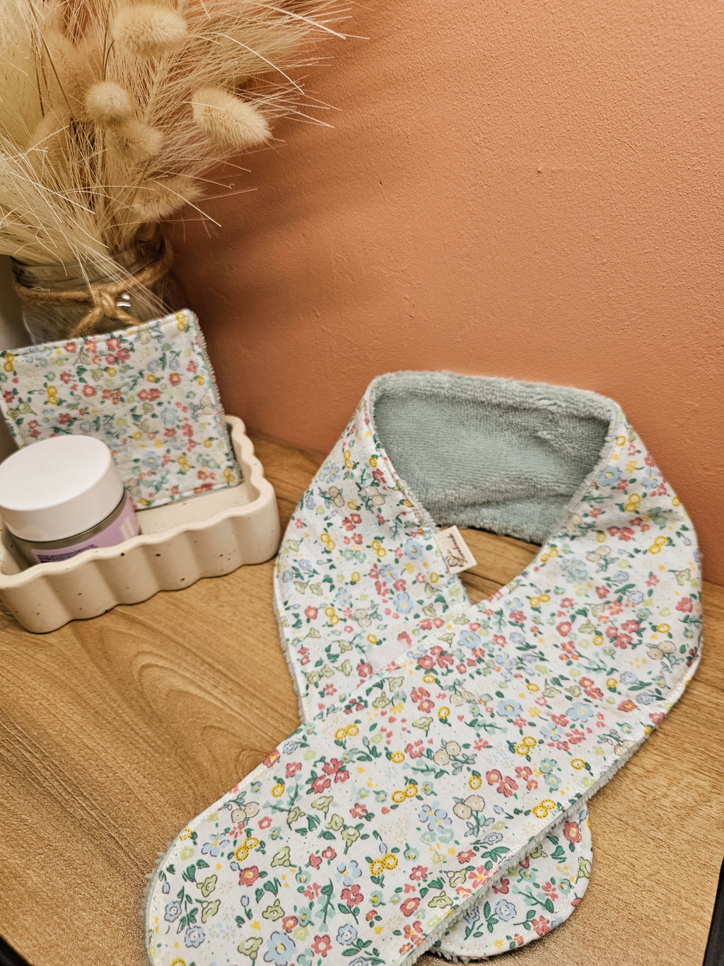 Bandeau de soin du visage en éponge de bambou vert d'eau et coton oeko tex aux motifs liberty. Le bandeau se fixe à l'aide d'un scratch/velcro. Accessoire pour routine beauté fait main