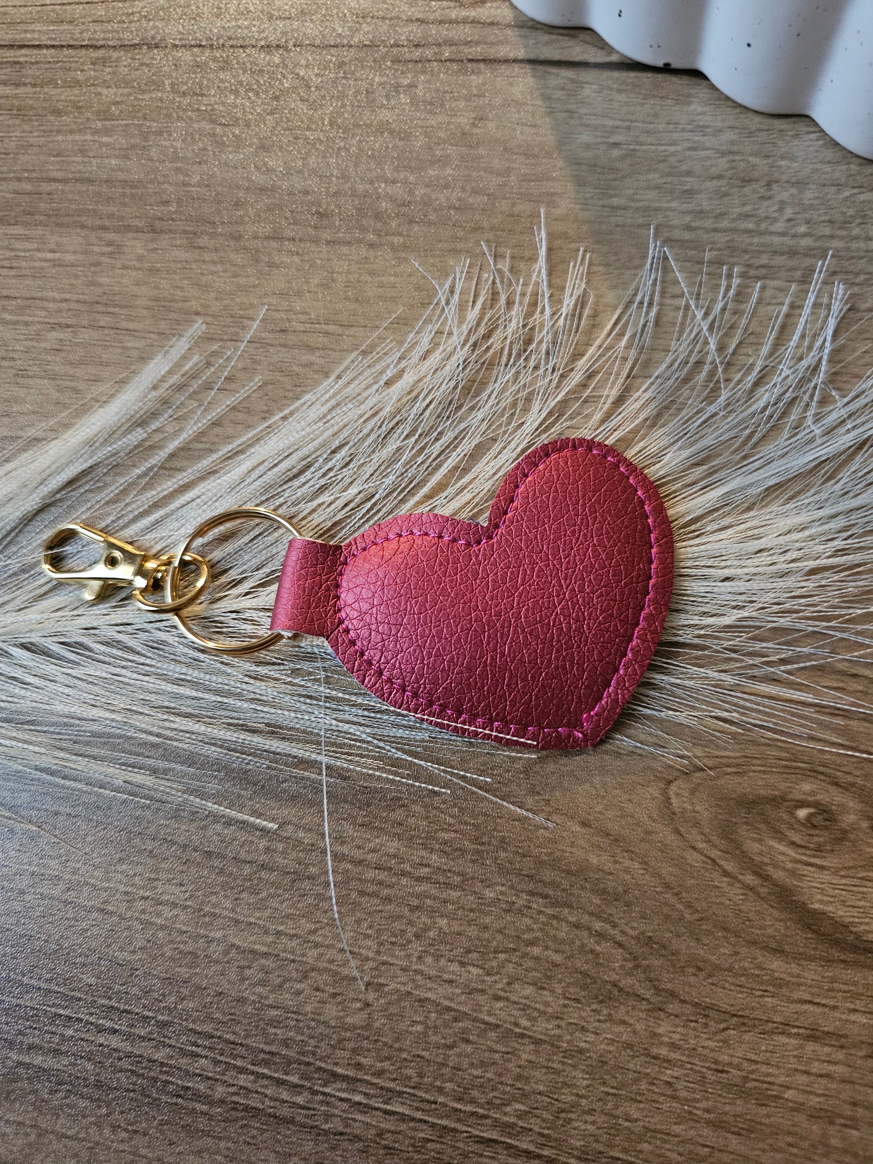 Porte-clé cœur en simili cuir – Fait main & personnalisable (prénom ou mot)