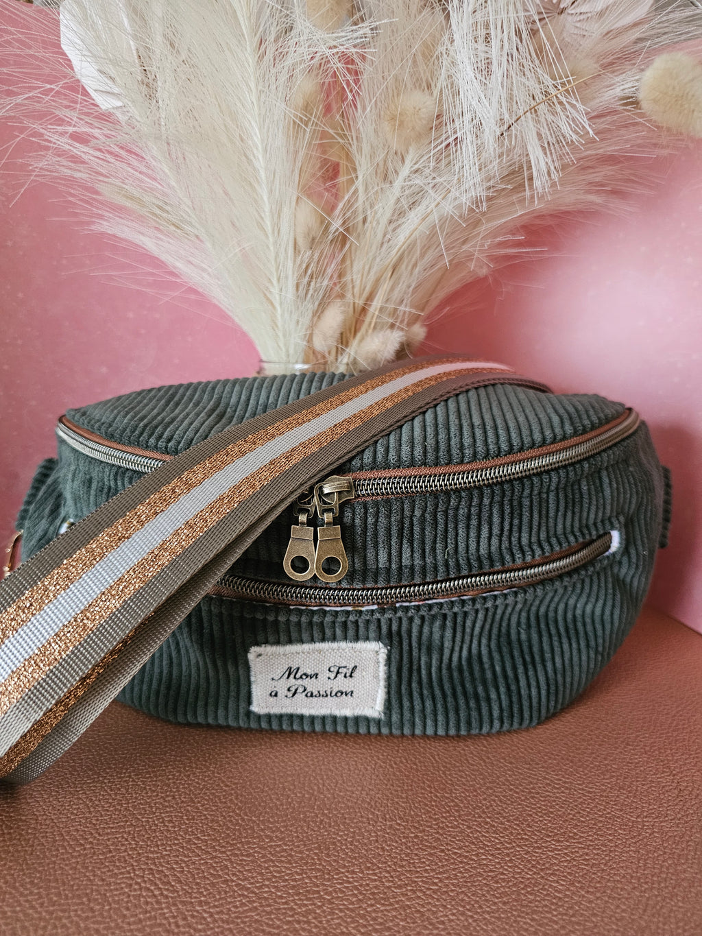 Sac banane en velours kaki et coton liberty fabrication artisanale française avec bandoulière réglable et une poche zippée sur le devant 