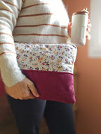 Housse pour tablette ou iPad en velours bordeau et coton fleurie. Porté à la main