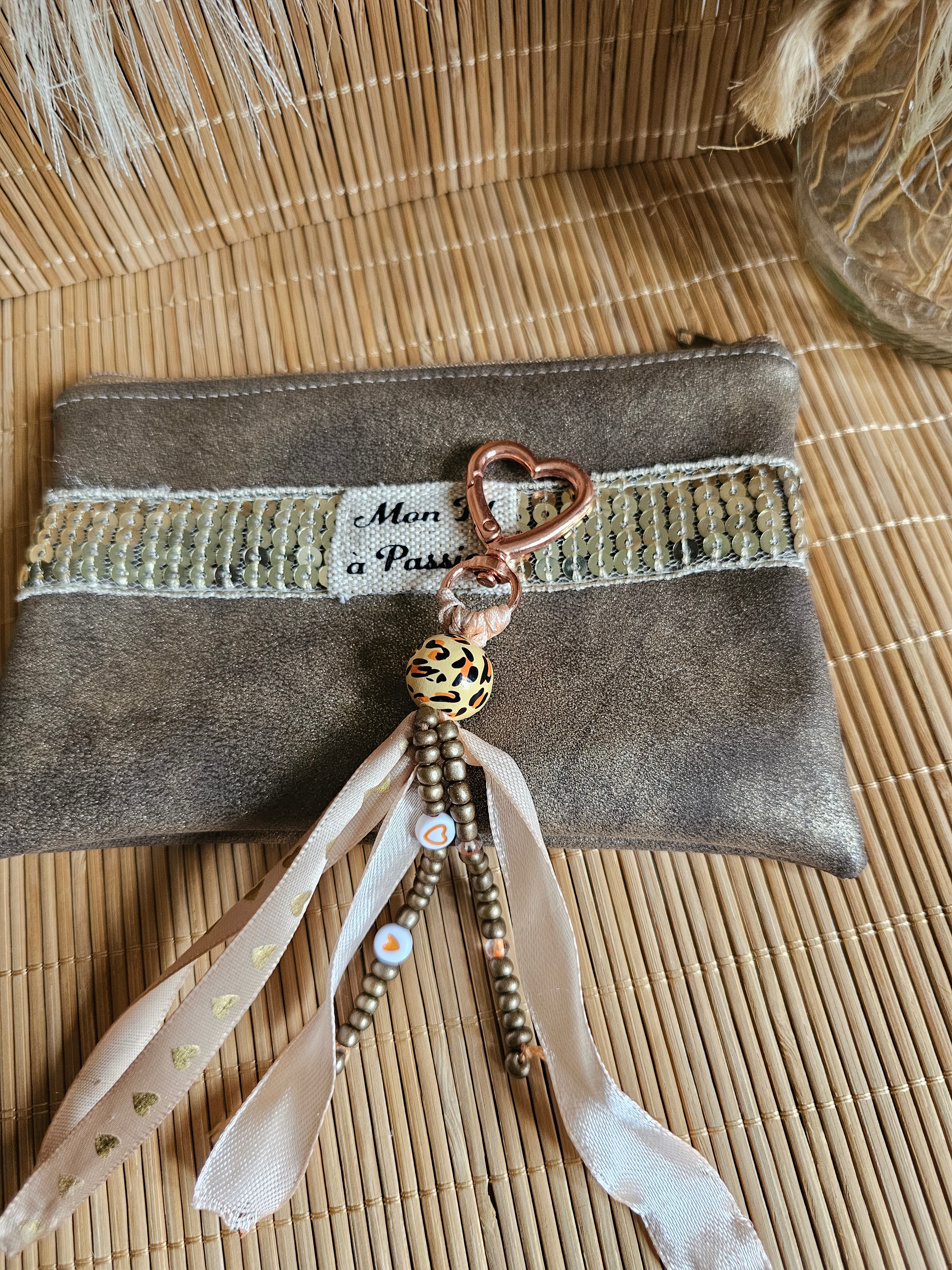 Porte-clé grigri artisanal : Bijou de sac avec perles et rubans - création fait Main et pièce unique