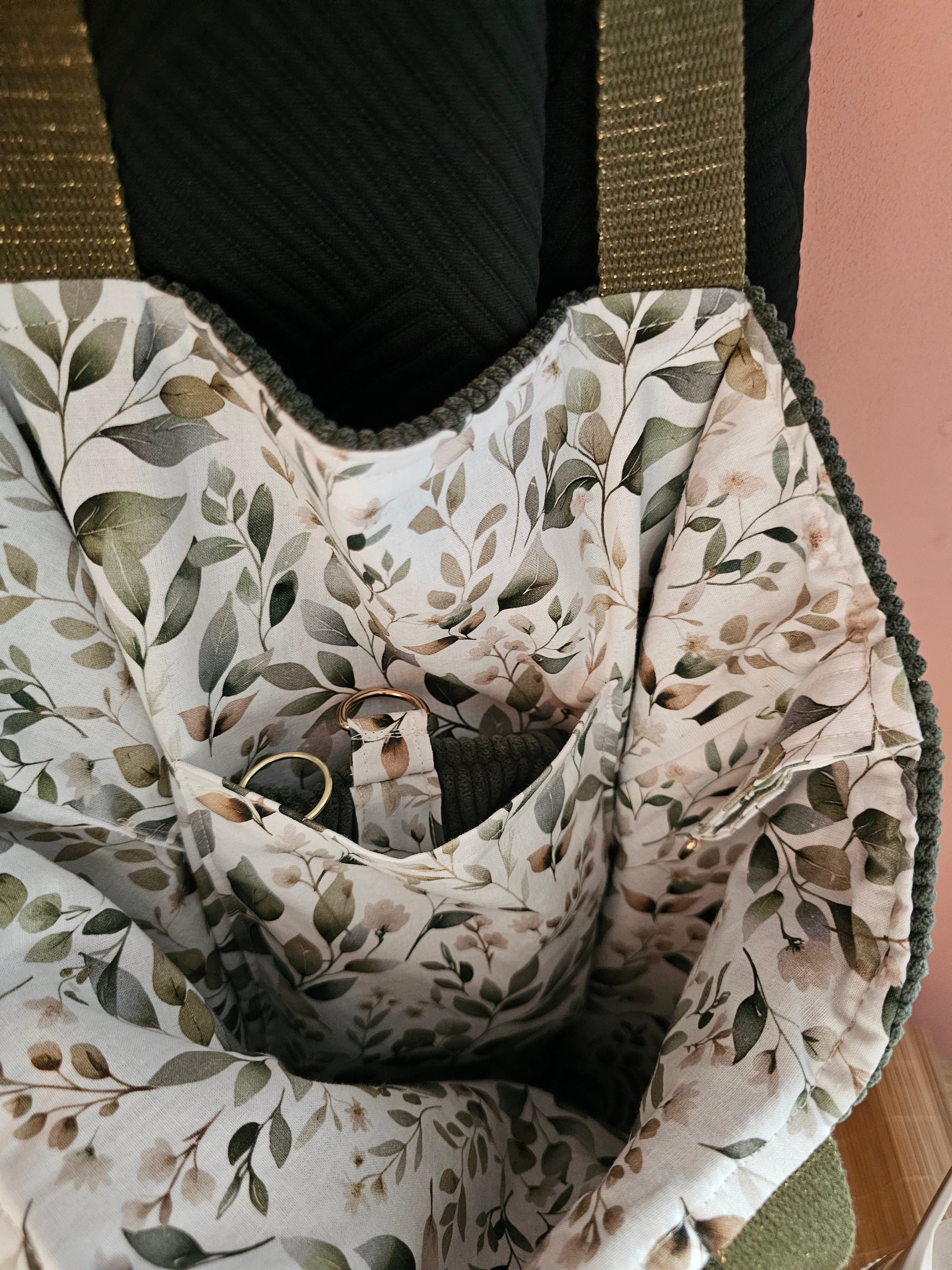 Grande poche intérieure pour ranger le porte monnaie ou une petite pochette avec ses essentiels du quotidien comme le maquillage ou médicaments. Unu grande poche identique sur le devant du tote bag fait main par mon fil à passion 