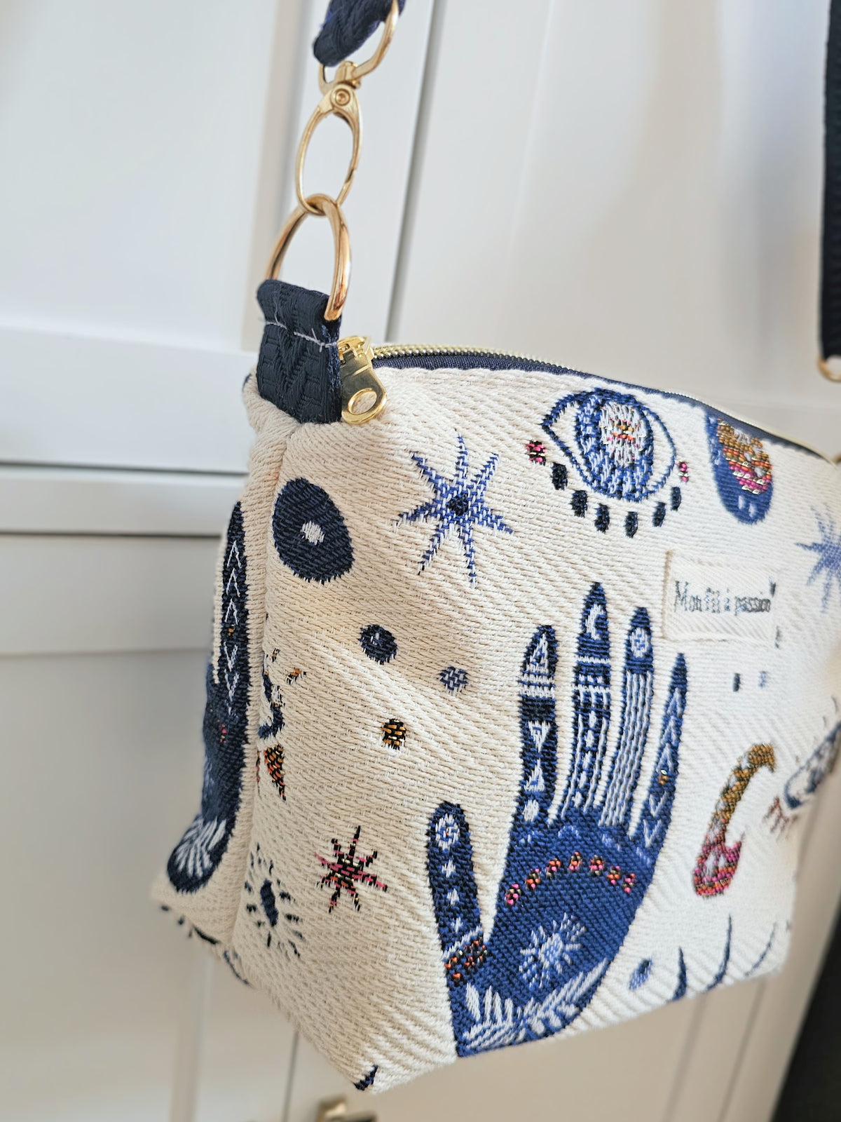 Sac bandoulière avec poche intérieure zippée compact et léger. Sangle réglable et amovible.