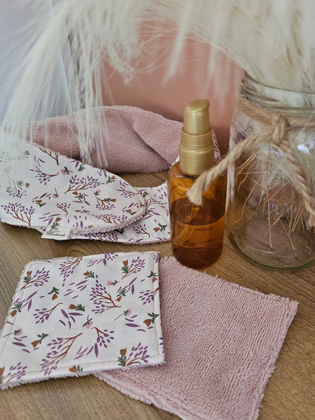 Bandeau de soin du visage en éponge de bambou rose pâle et coton oeko tex rose pâle et petit bouquet de fleur se fixe à l'aide d'un scratch/velcro. Accessoire pour routine beauté fait main
