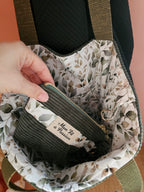 Intérieure d'un tote bag ou la créatrice est en train d'y ranger une petite pochette / porte-monnaie assortie. Création fait main nombreux coloris disponibles petites séries ou pièces uniques faites par mon fil à passion 