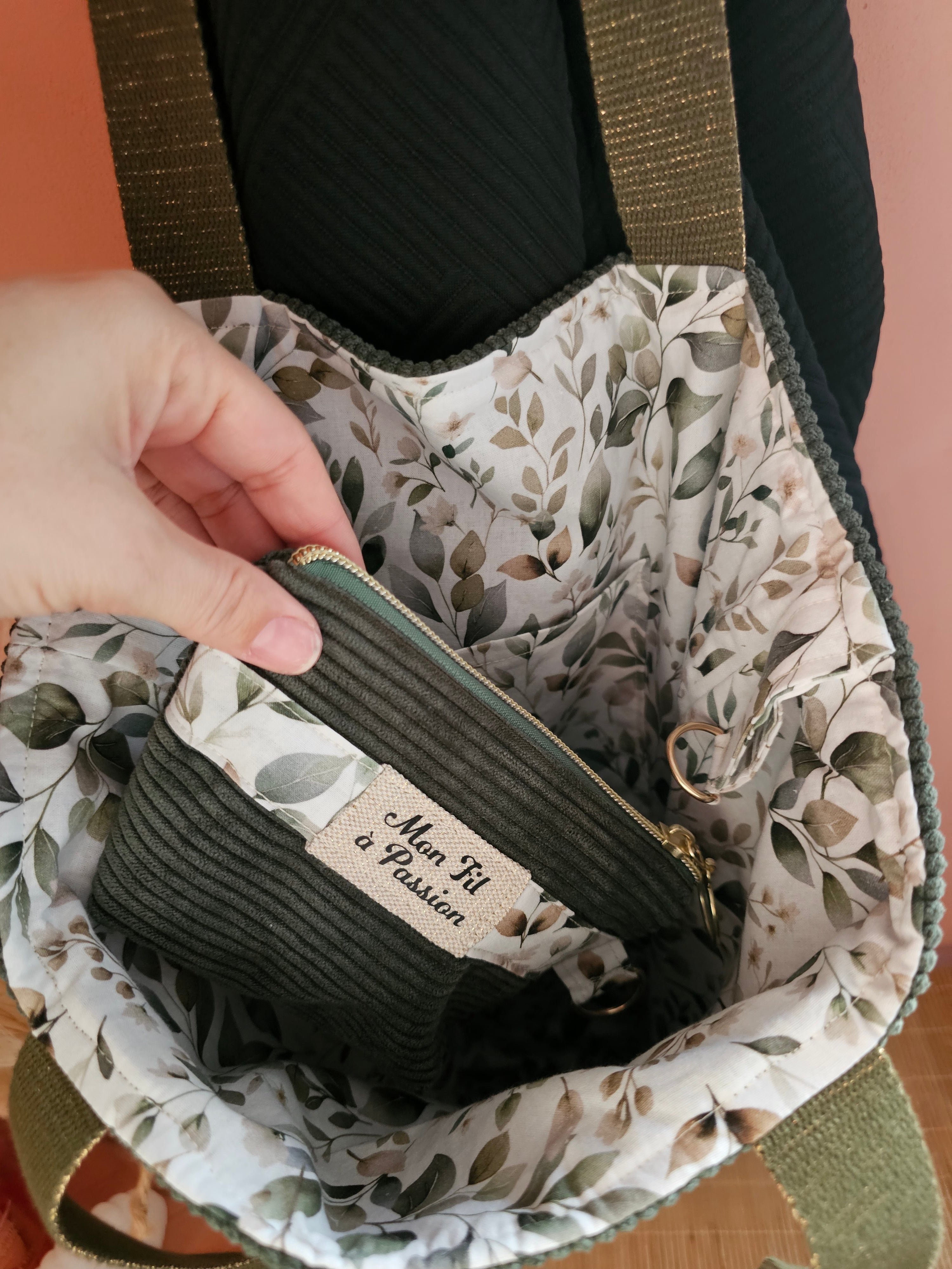 Intérieure d'un tote bag ou la créatrice est en train d'y ranger une petite pochette / porte-monnaie assortie. Création fait main nombreux coloris disponibles petites séries ou pièces uniques faites par mon fil à passion 