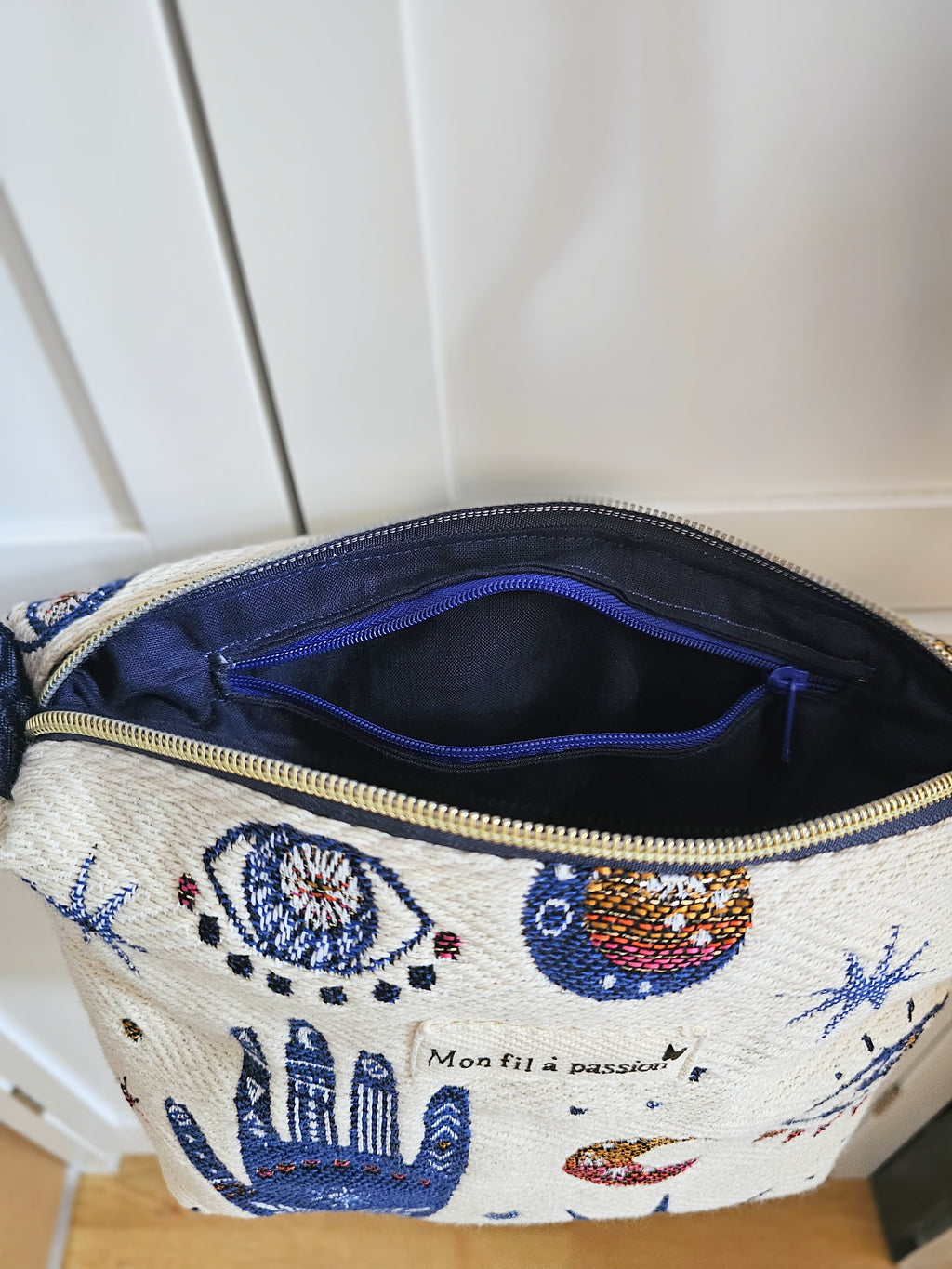 Sac bandoulière avec poche intérieure zippée compact et léger. Sangle réglable et amovible.