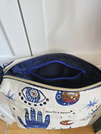 Sac bandoulière avec poche intérieure zippée compact et léger. Sangle réglable et amovible.