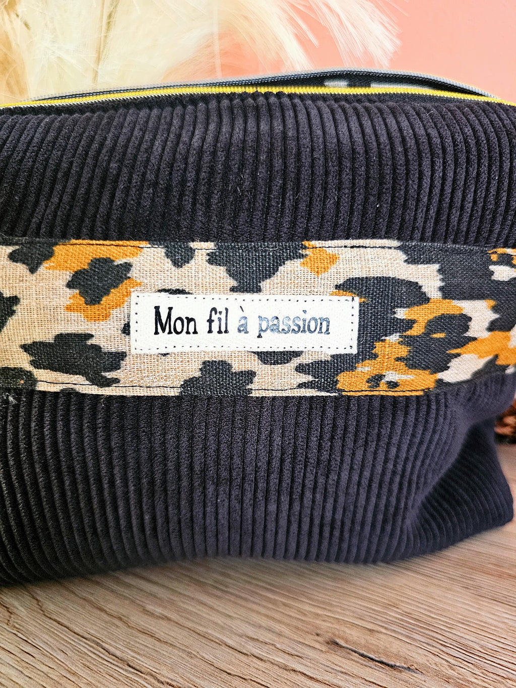 Sac bandoulière avec poche intérieure zippée compact et léger. Sangle réglable et amovible.