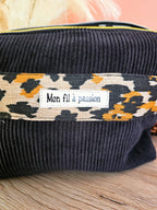 Sac bandoulière avec poche intérieure zippée compact et léger. Sangle réglable et amovible.
