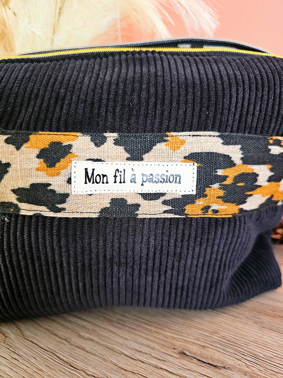 Sac bandoulière avec poche intérieure zippée compact et léger. Sangle réglable et amovible.