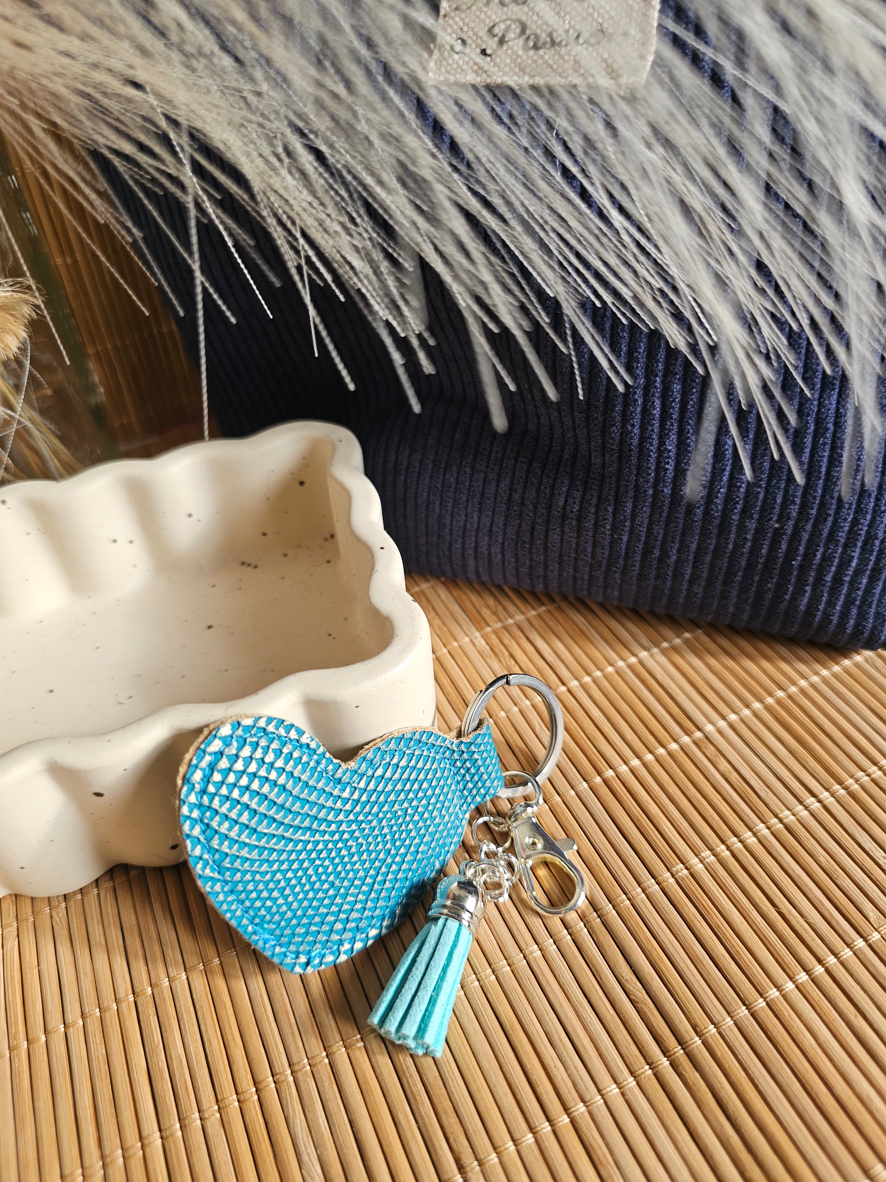 Porte-clé grigri artisanal : Bijou de sac avec perles et rubans - création fait Main et pièce unique