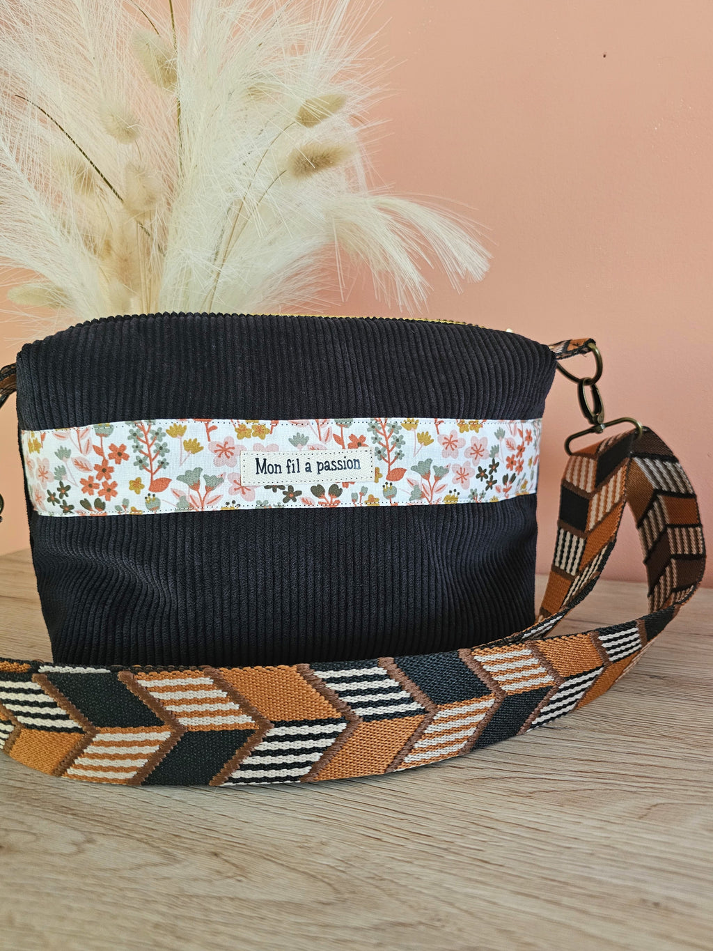 Sac bandoulière avec poche intérieure zippée compact et léger. Sangle réglable et amovible.