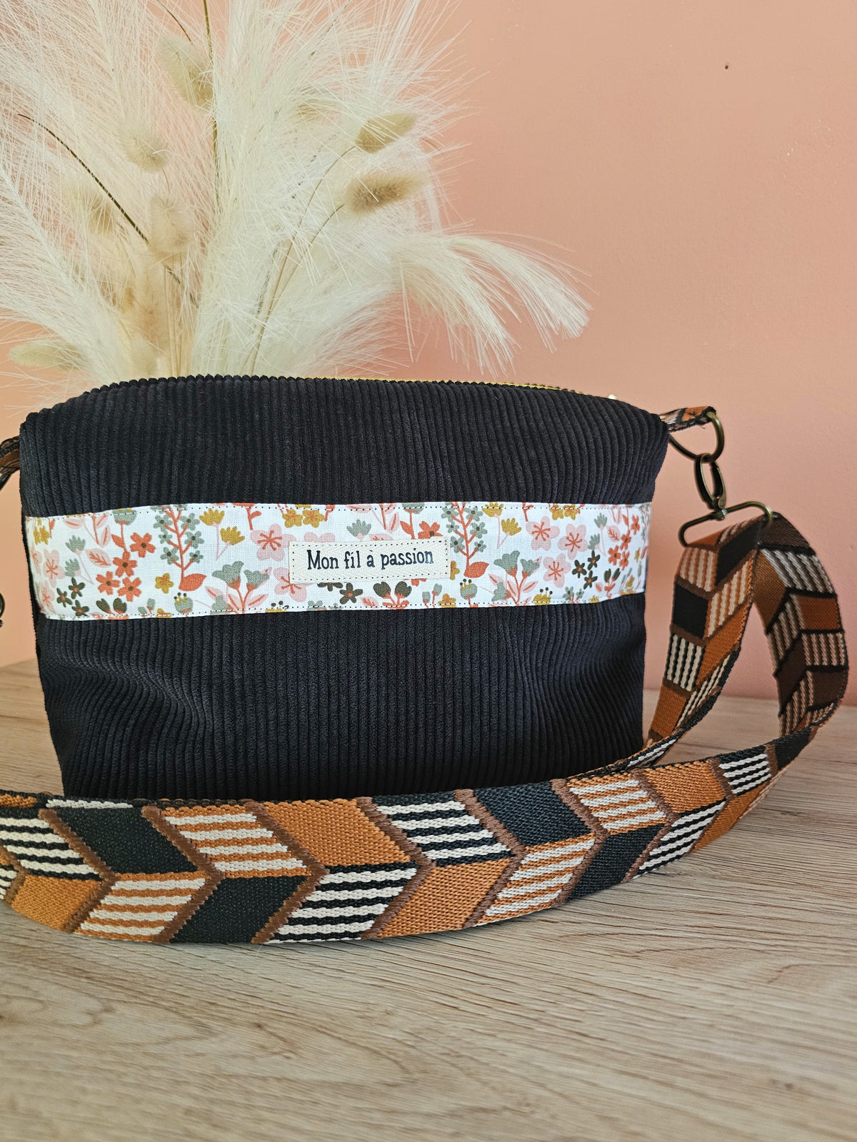 Sac bandoulière avec poche intérieure zippée compact et léger. Sangle réglable et amovible.
