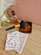 Mini-gant visage en éponge de bambou pour démaquillage doux — accessoire zéro déchet Mon Fil à Passion routine beauté toute en douceur 