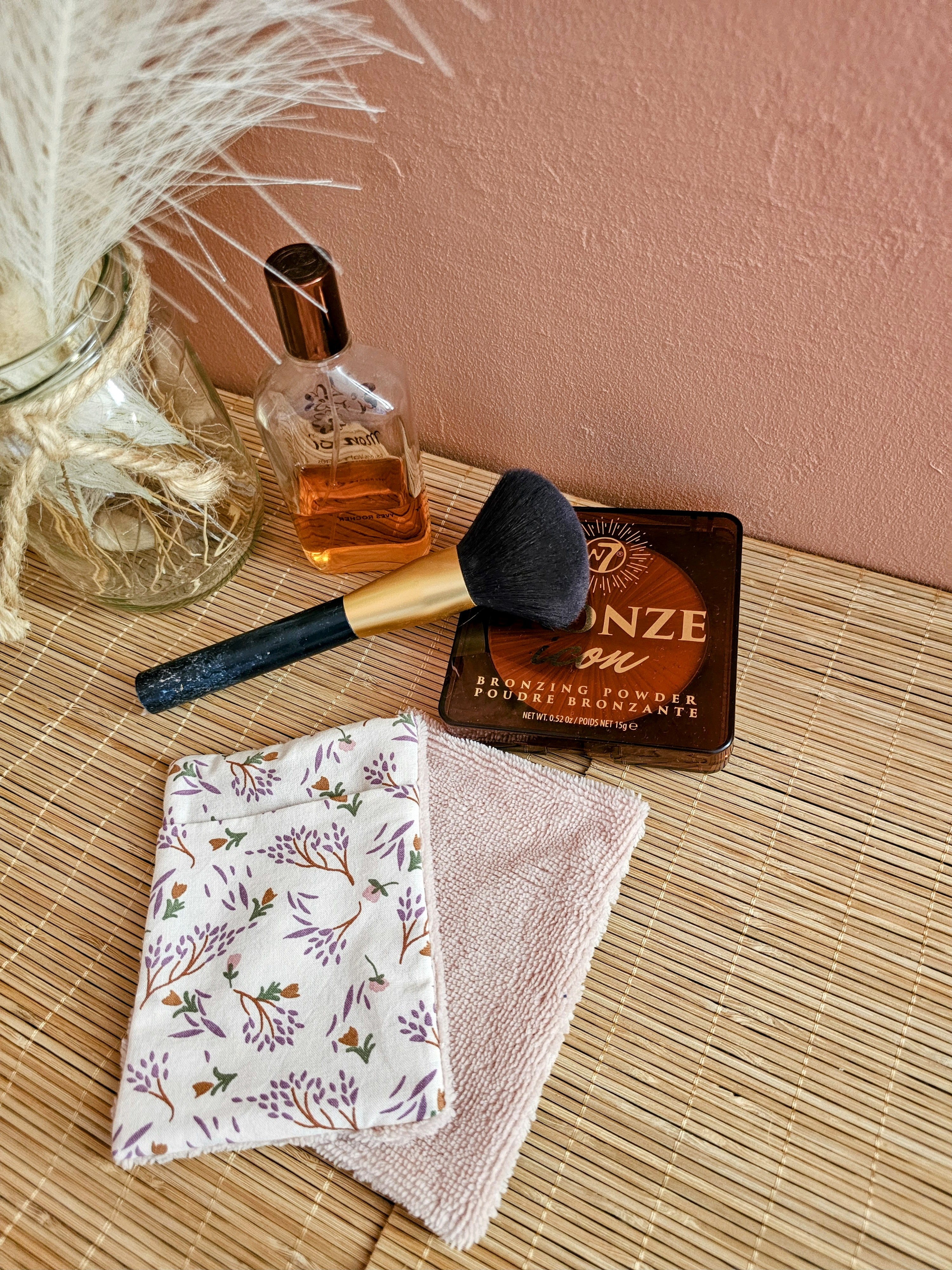 Mini-gant visage en éponge de bambou pour démaquillage doux — accessoire zéro déchet Mon Fil à Passion routine beauté toute en douceur 