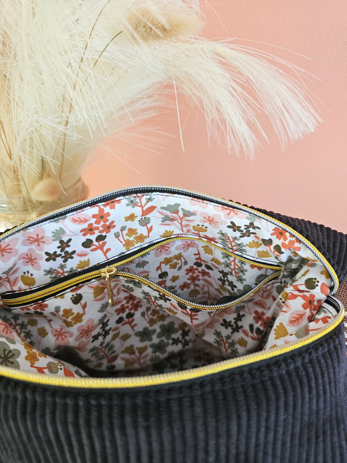 Sac bandoulière avec poche intérieure zippée compact et léger. Sangle réglable et amovible.