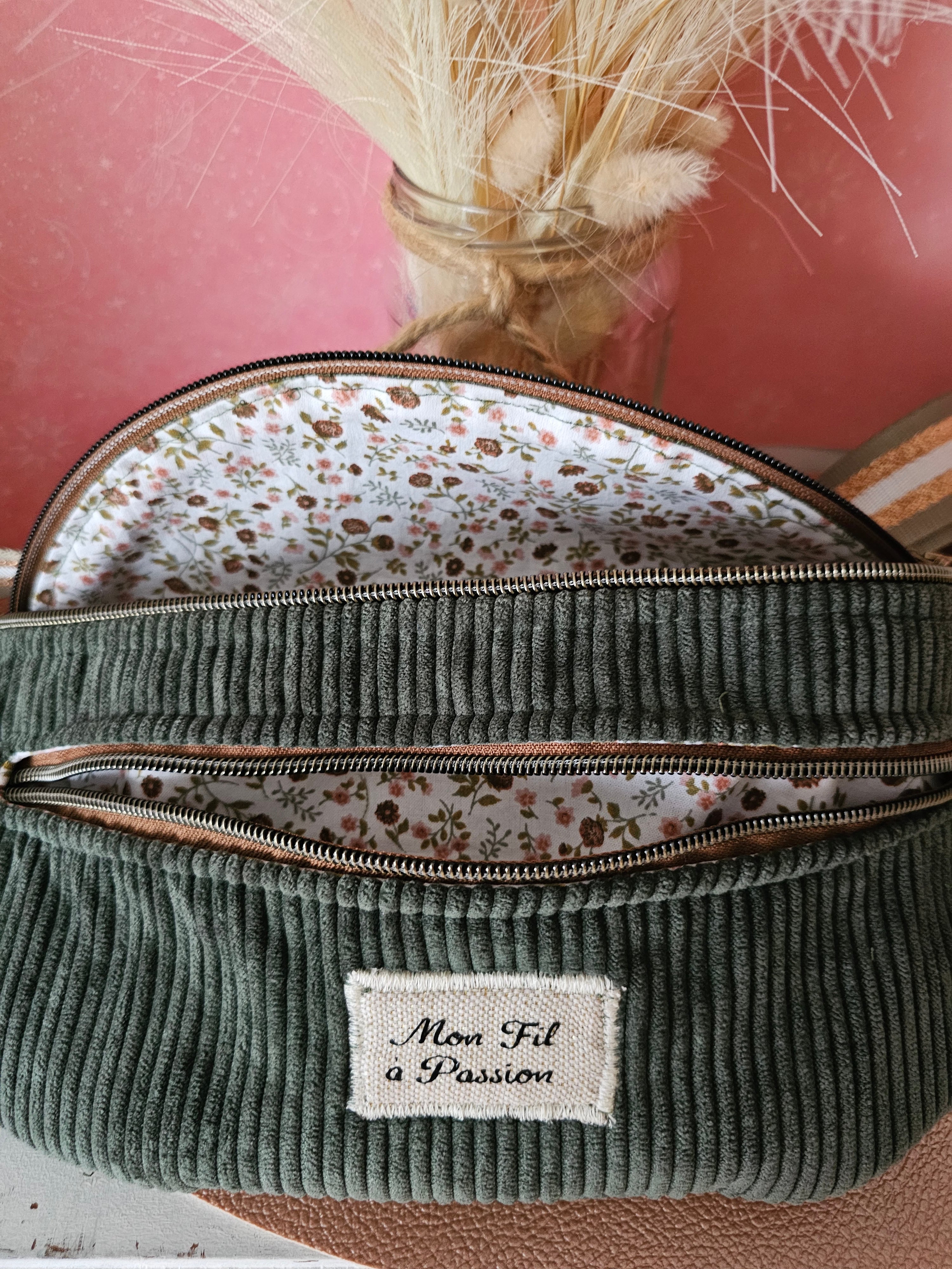 sac banane artisanal grande poche ouverte ainsi que la petite poche zippée sur l'avant. cela donne un apperçu de l'extérieur en velours kaki et de l'intérieur en coton liberty